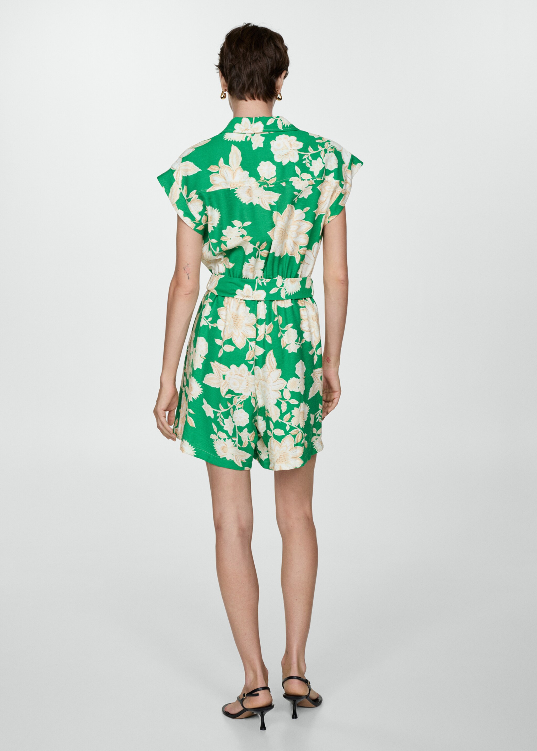 Kort jumpsuit med blomster - Baksiden av artikkelen