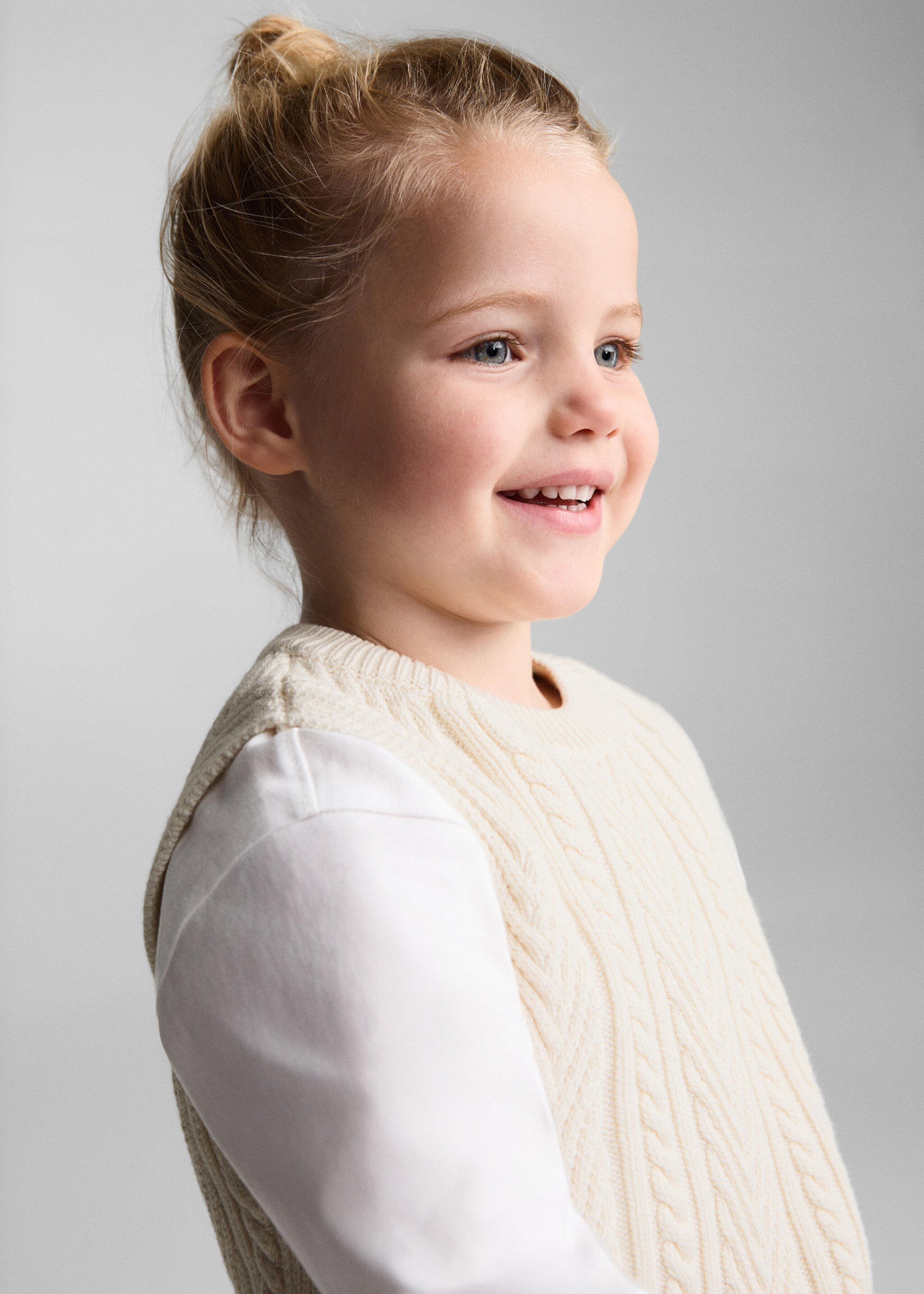 Braided-knit gilet - Details of the article 1, Off White. Ref: 77072929-00.