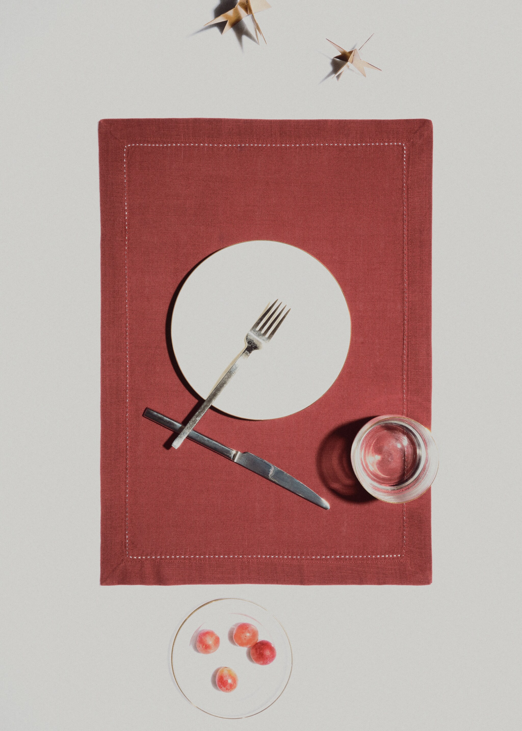 Hemstitch placemat - Details of the article 6, Burgundy. Ref: 77073279-00.