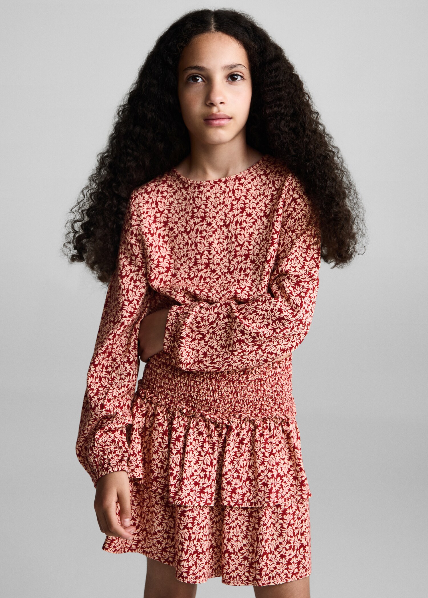Gemusterte Bluse mit Raffdetails - Mittlere Ansicht