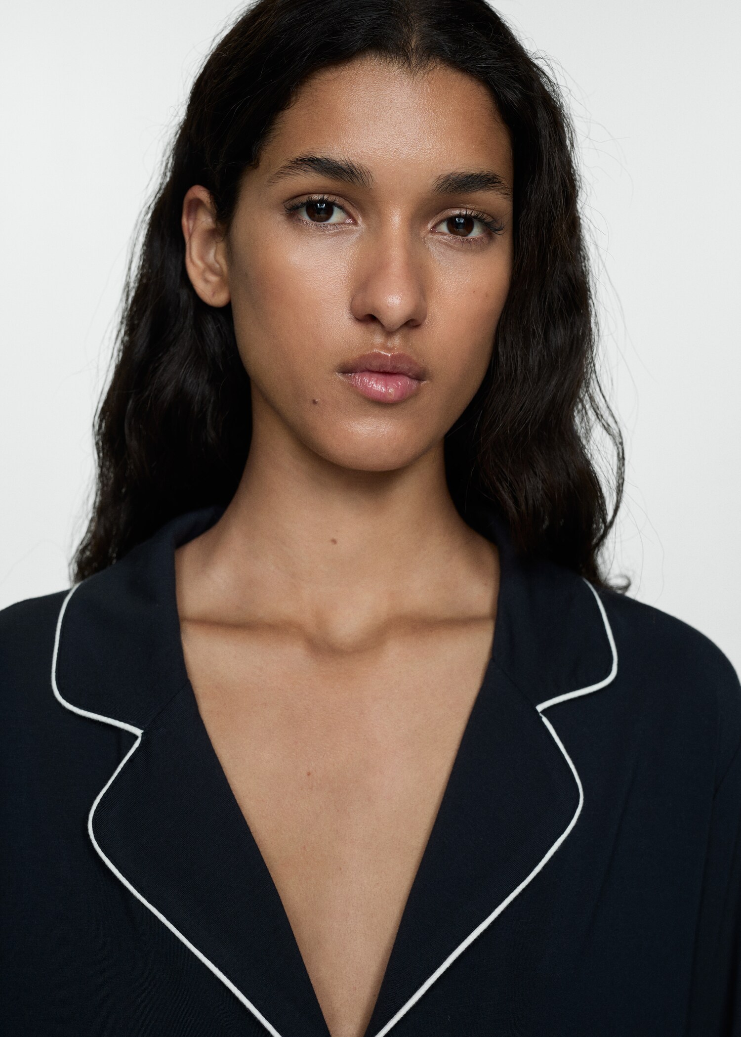 Two-piece pyjamas with piping - Details of the article 1