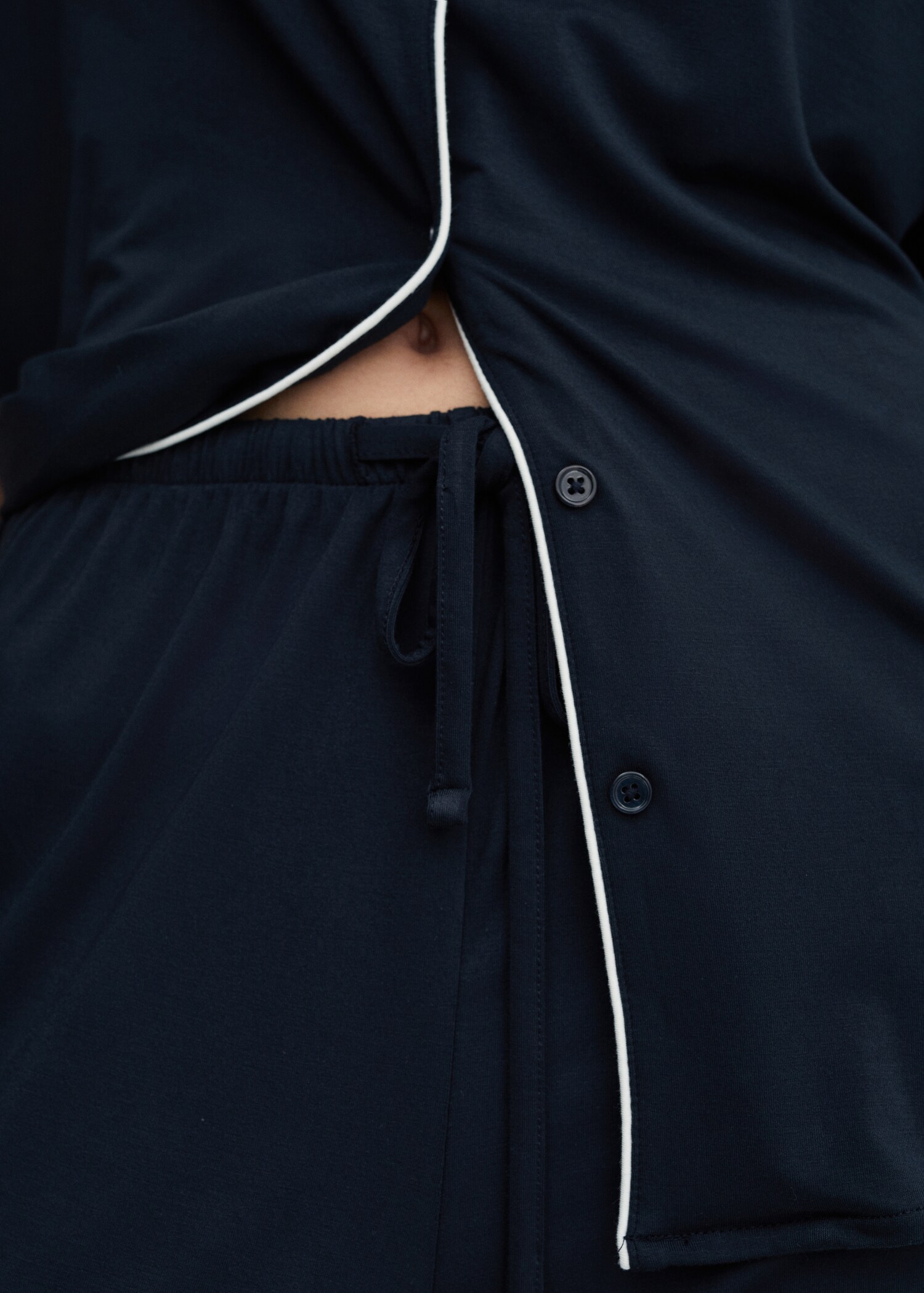 Two-piece pyjamas with piping - Details of the article 6