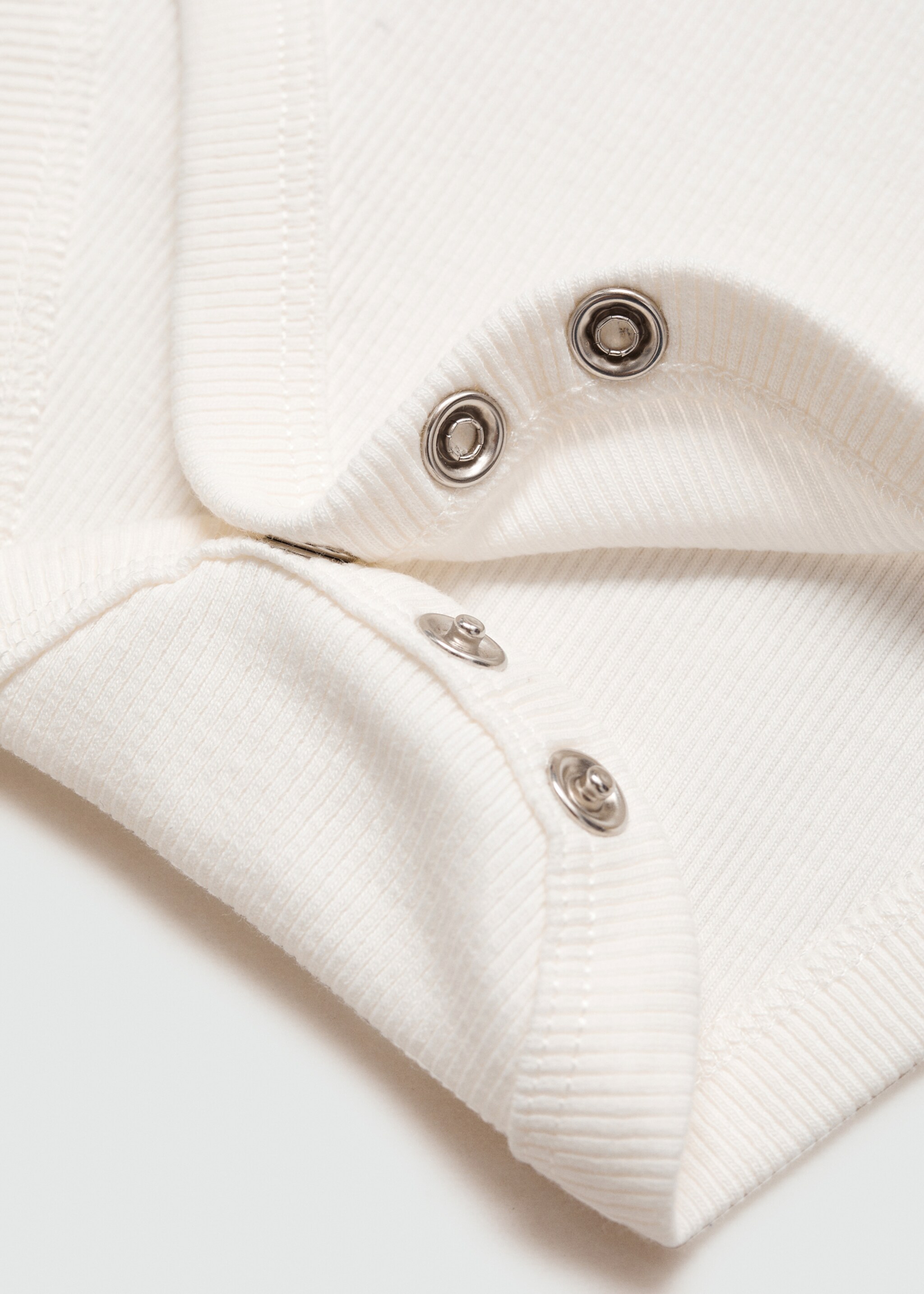 Ripp-Body mit Volantdetail - Detail des Artikels 0, Cremeweiß. Ref: 77073667-00.