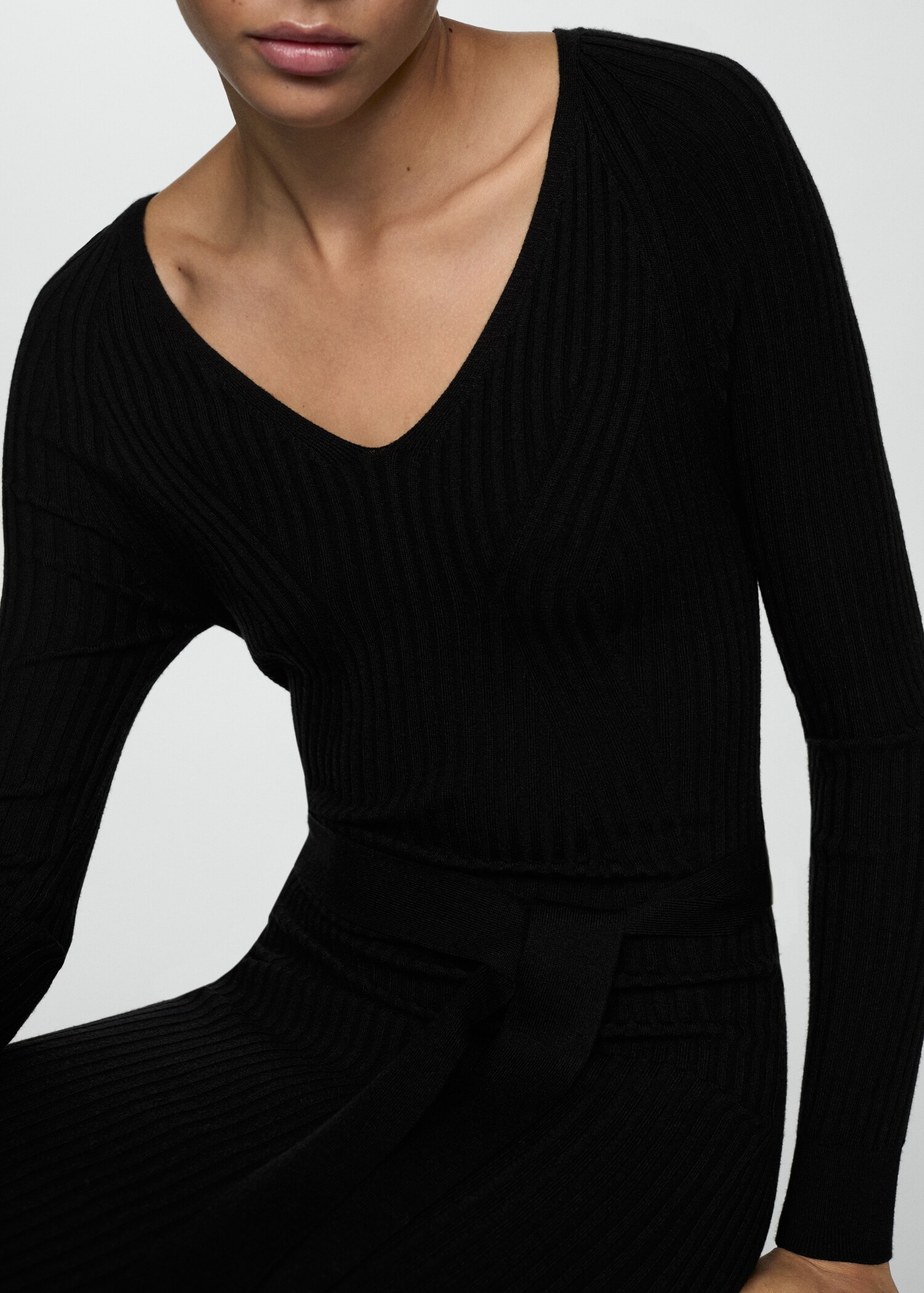 Midi-Strickkleid mit Gürtel - Mittlere Ansicht