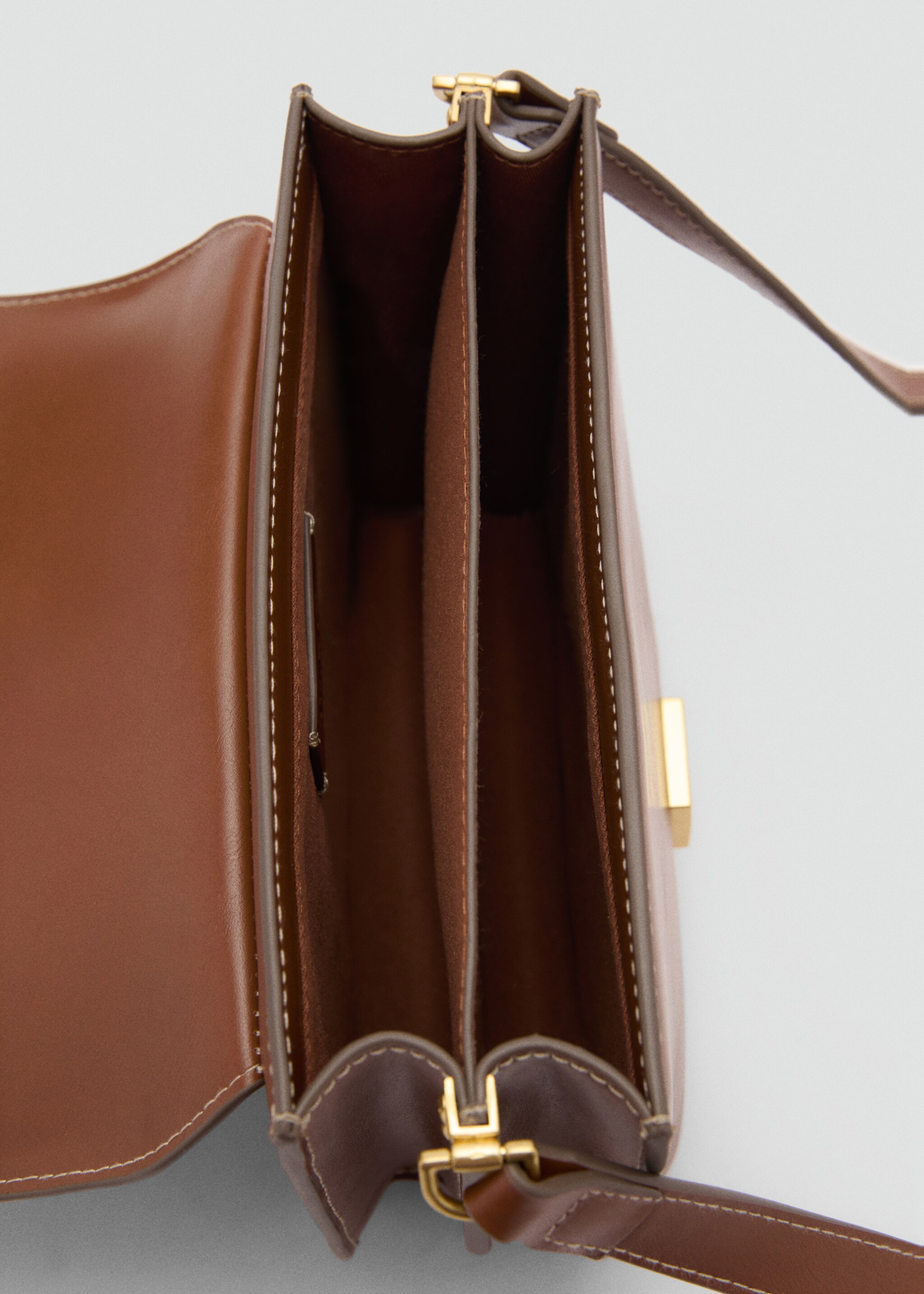 Crossbody bag with metal closure - Details of the article 3, Leather. Ref: 77074011-00.