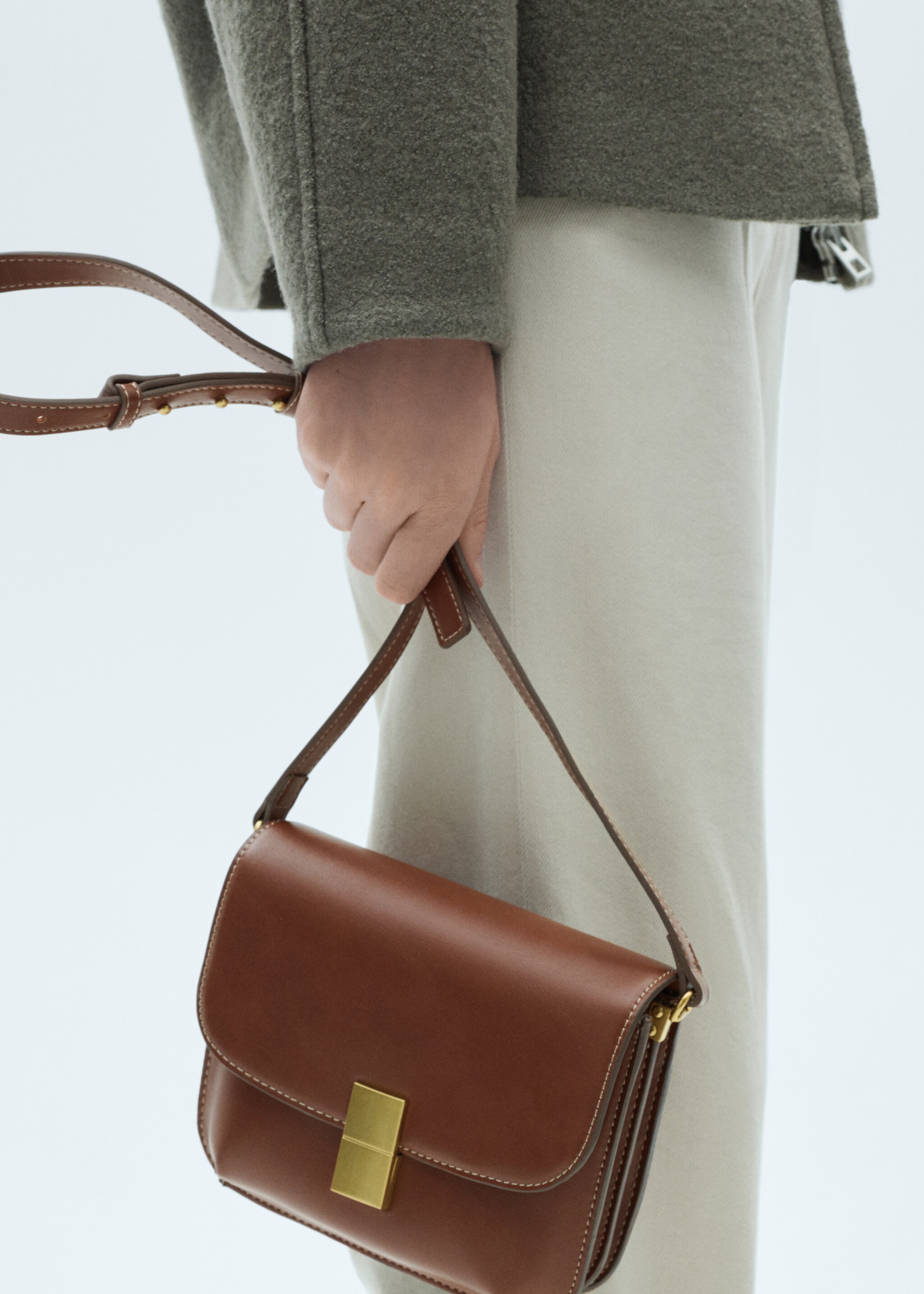 Crossbody bag with metal closure - Details of the article 9, Leather. Ref: 77074011-00.