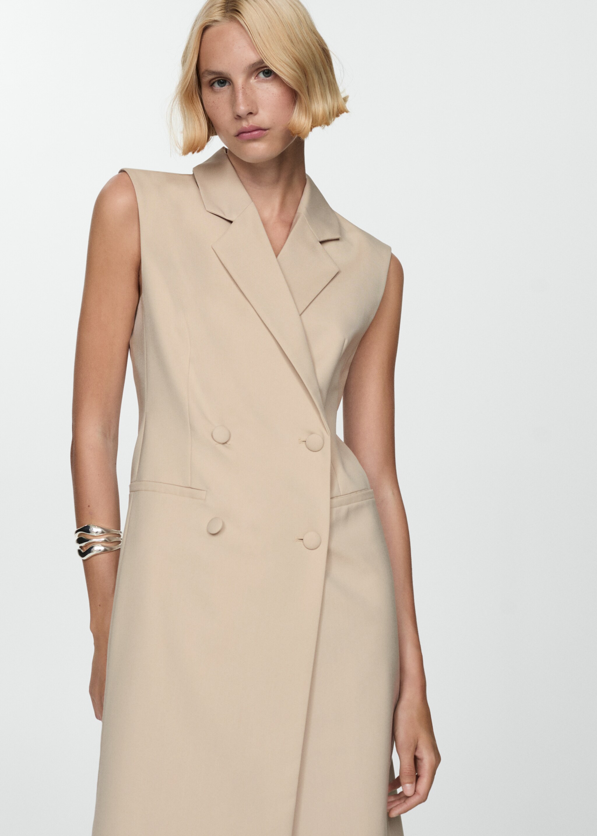 Vestă lungă cu nasturi - Plan mediu, Nisipiu. Ref: 77074012-00.