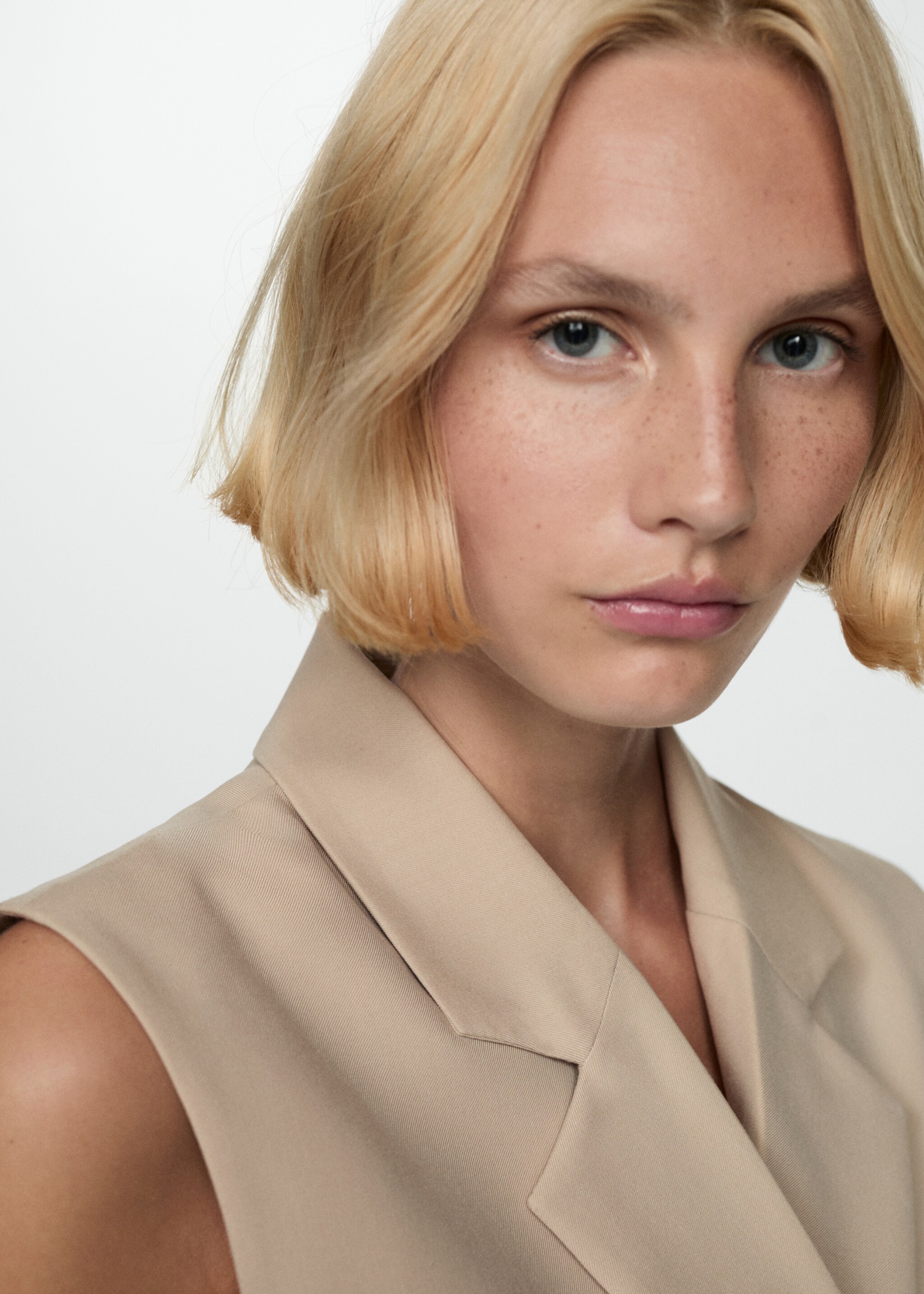 Vestă lungă cu nasturi - Detaliu al articolului 1, Nisipiu. Ref: 77074012-00.