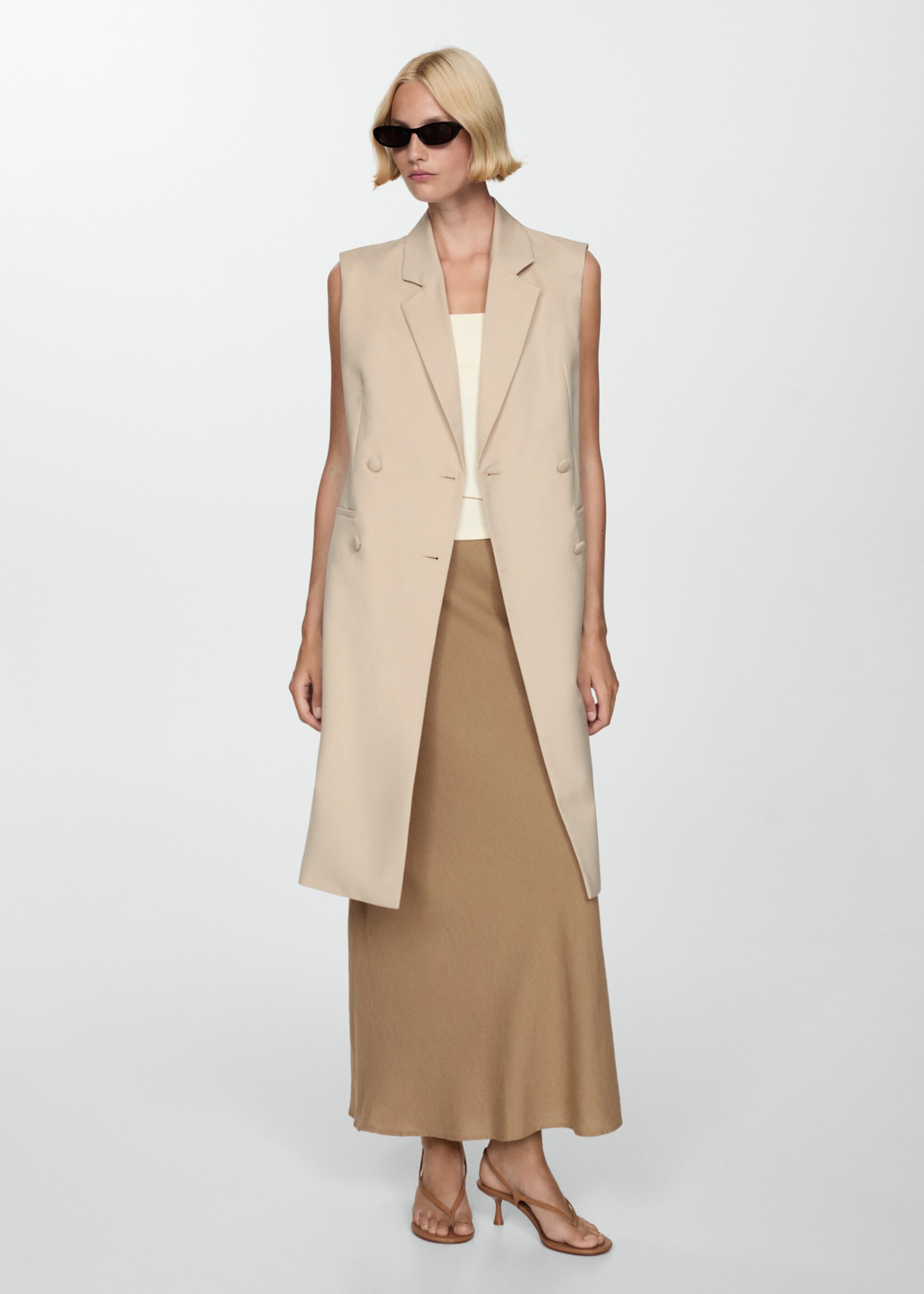 Vestă lungă cu nasturi - Detaliu al articolului 2, Nisipiu. Ref: 77074012-00.