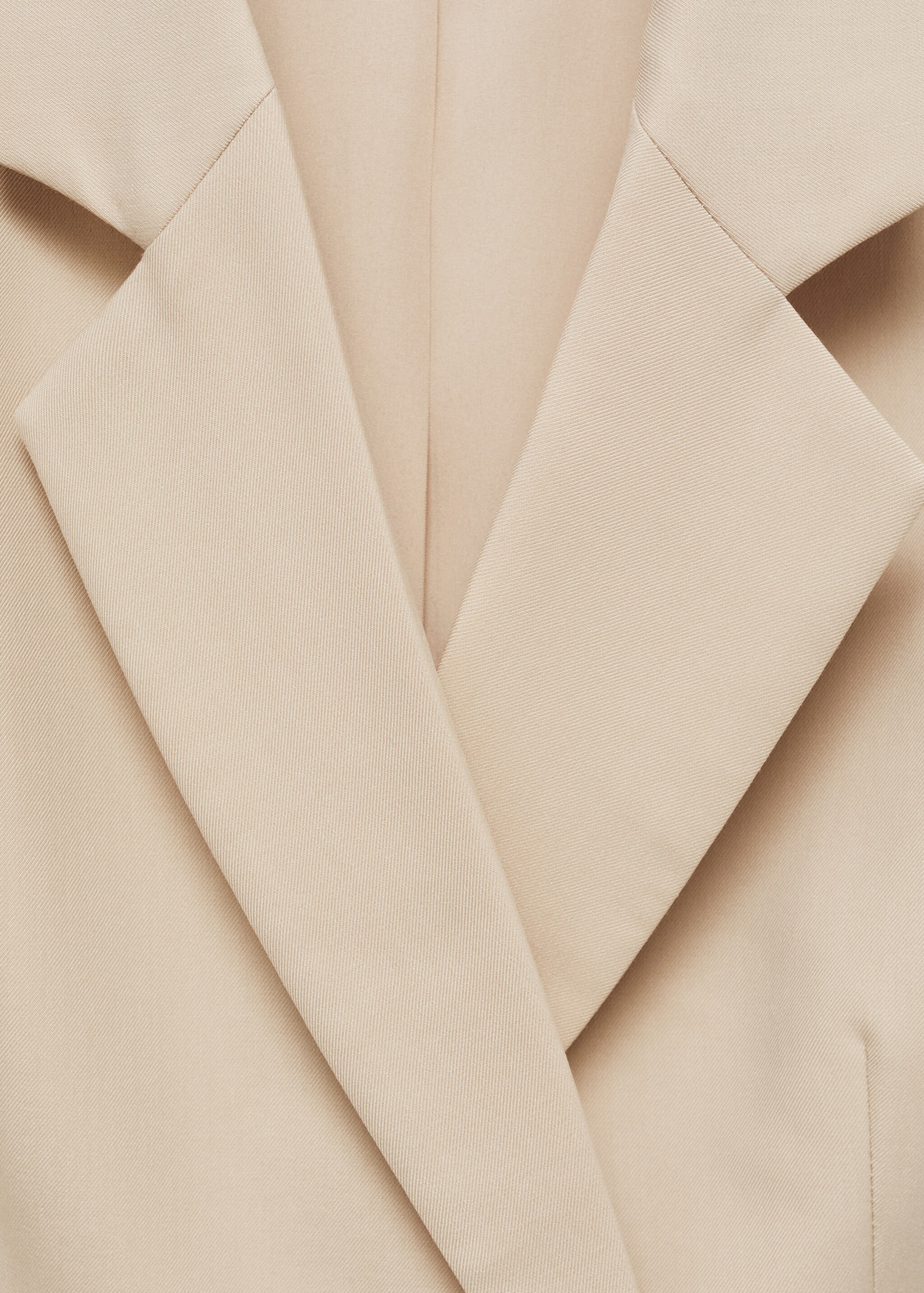 Vestă lungă cu nasturi - Detaliu al articolului 8, Nisipiu. Ref: 77074012-00.