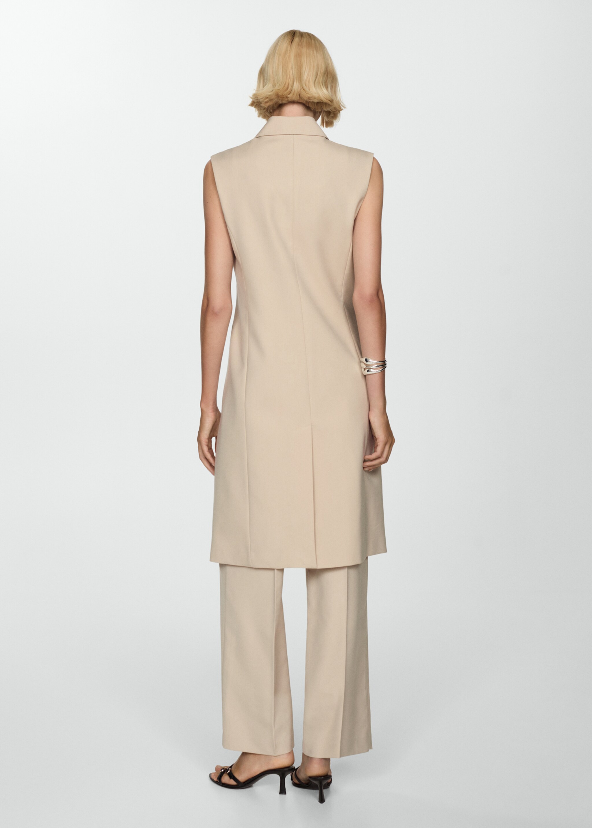 Vestă lungă cu nasturi - Spatele articolului, Nisipiu. Ref: 77074012-00.