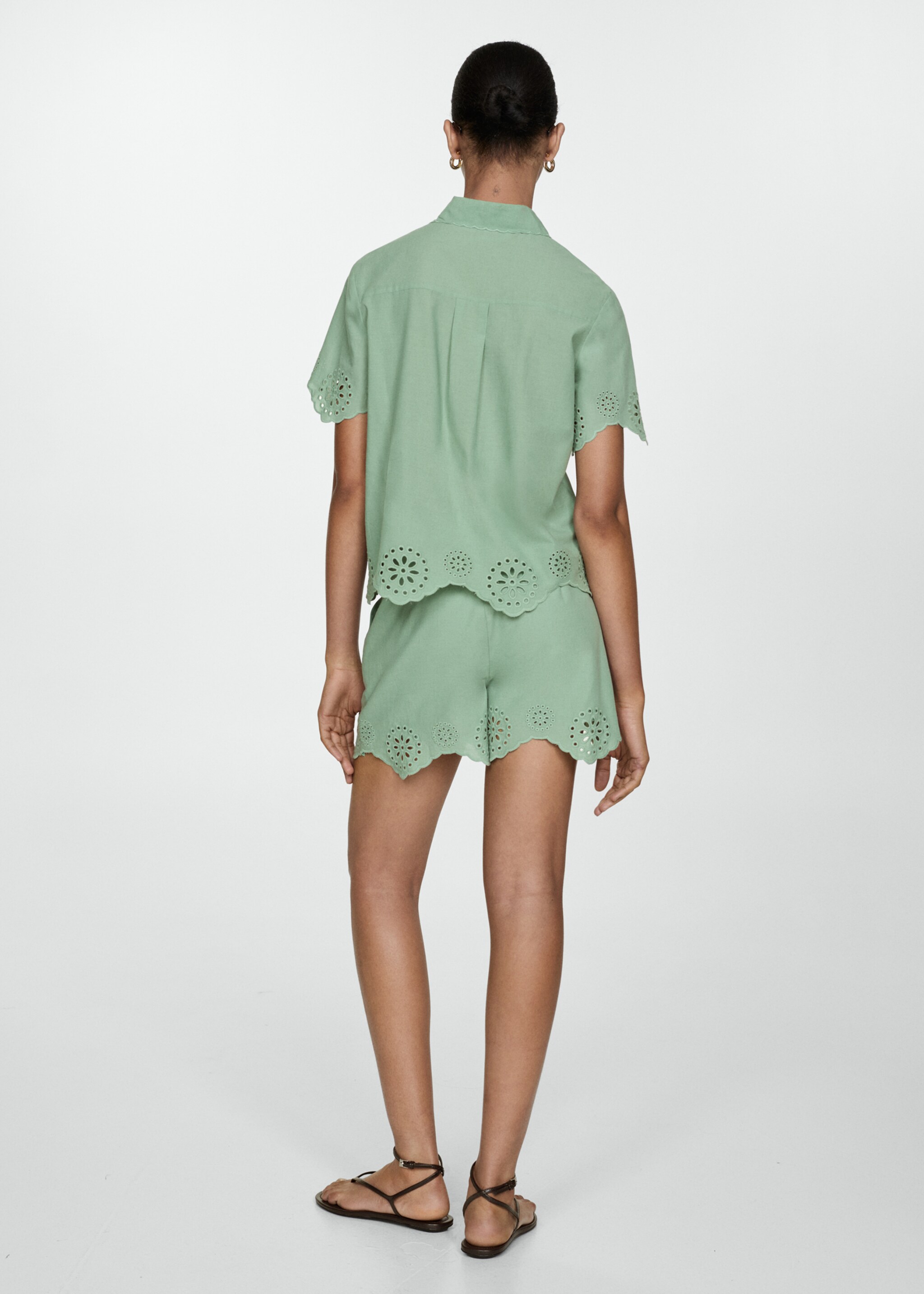 Bestickte Lochstrick-Shorts - Rückseite des Artikels, Grün. Ref: 77074017-00.