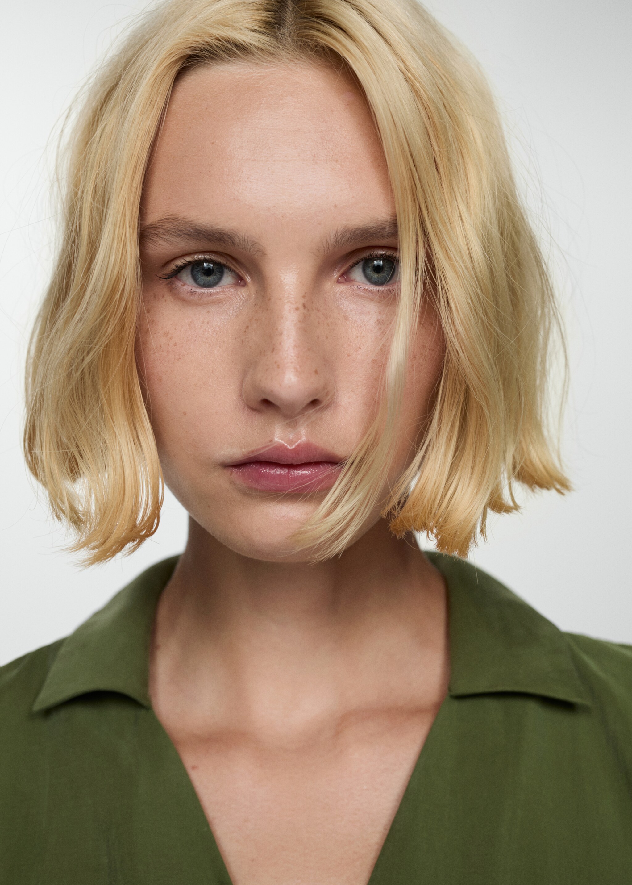 Modal dress with buttons - Details of the article 1, Forest Green. Ref: 77074018-00.