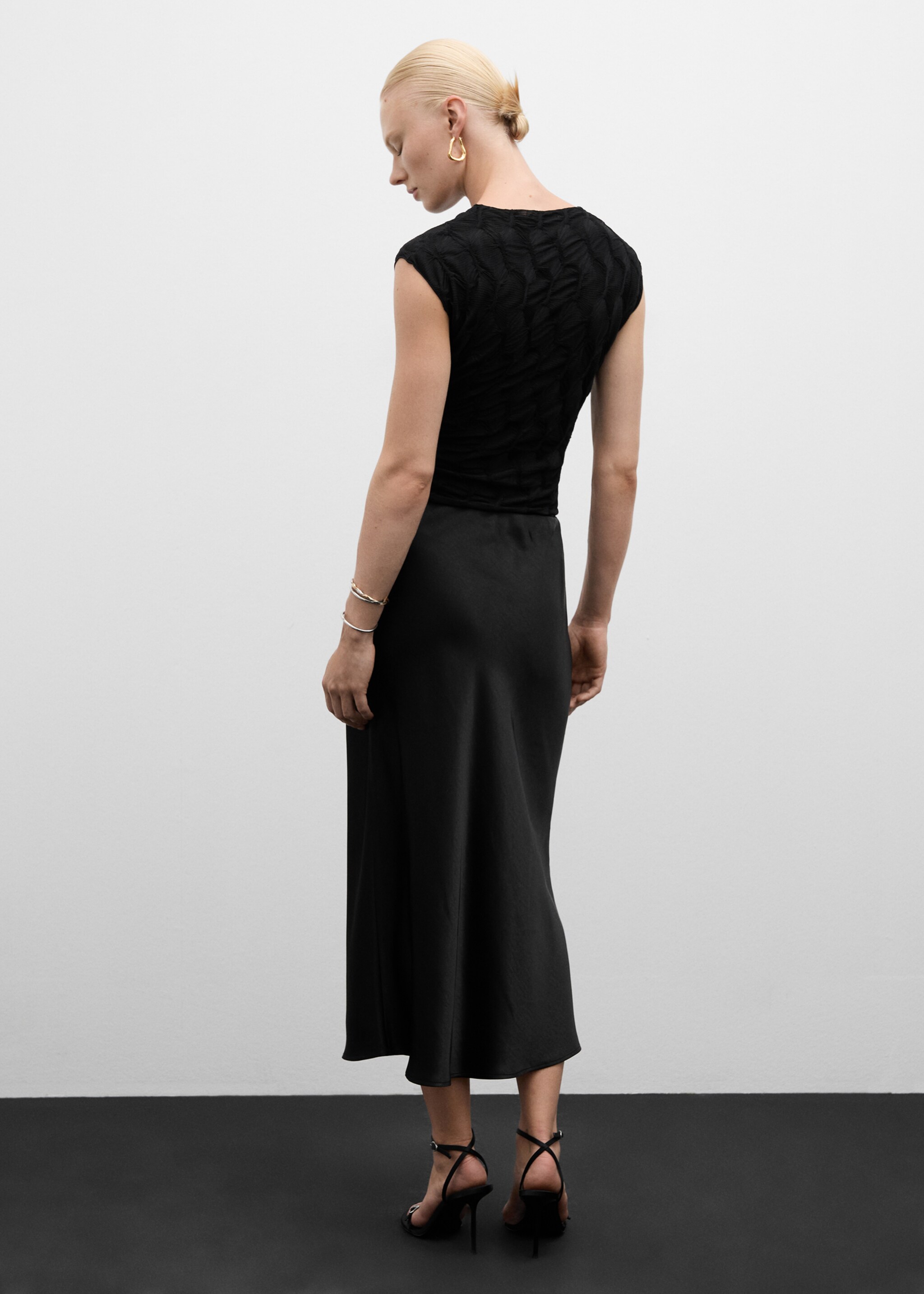 Textured short-sleeved t-shirt - Reverse of the article