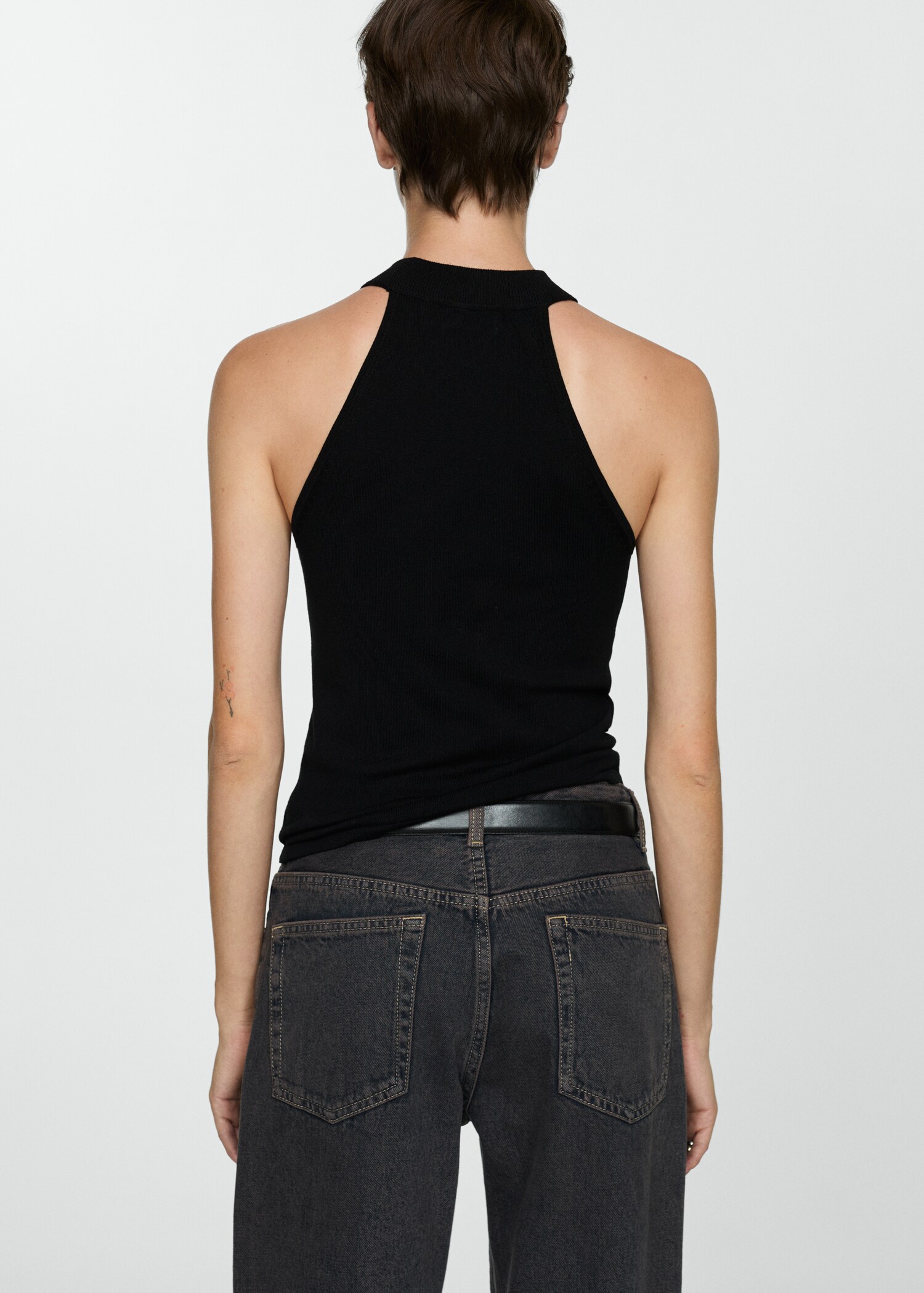 Strikket topp med halter-neck - Baksiden av artikkelen