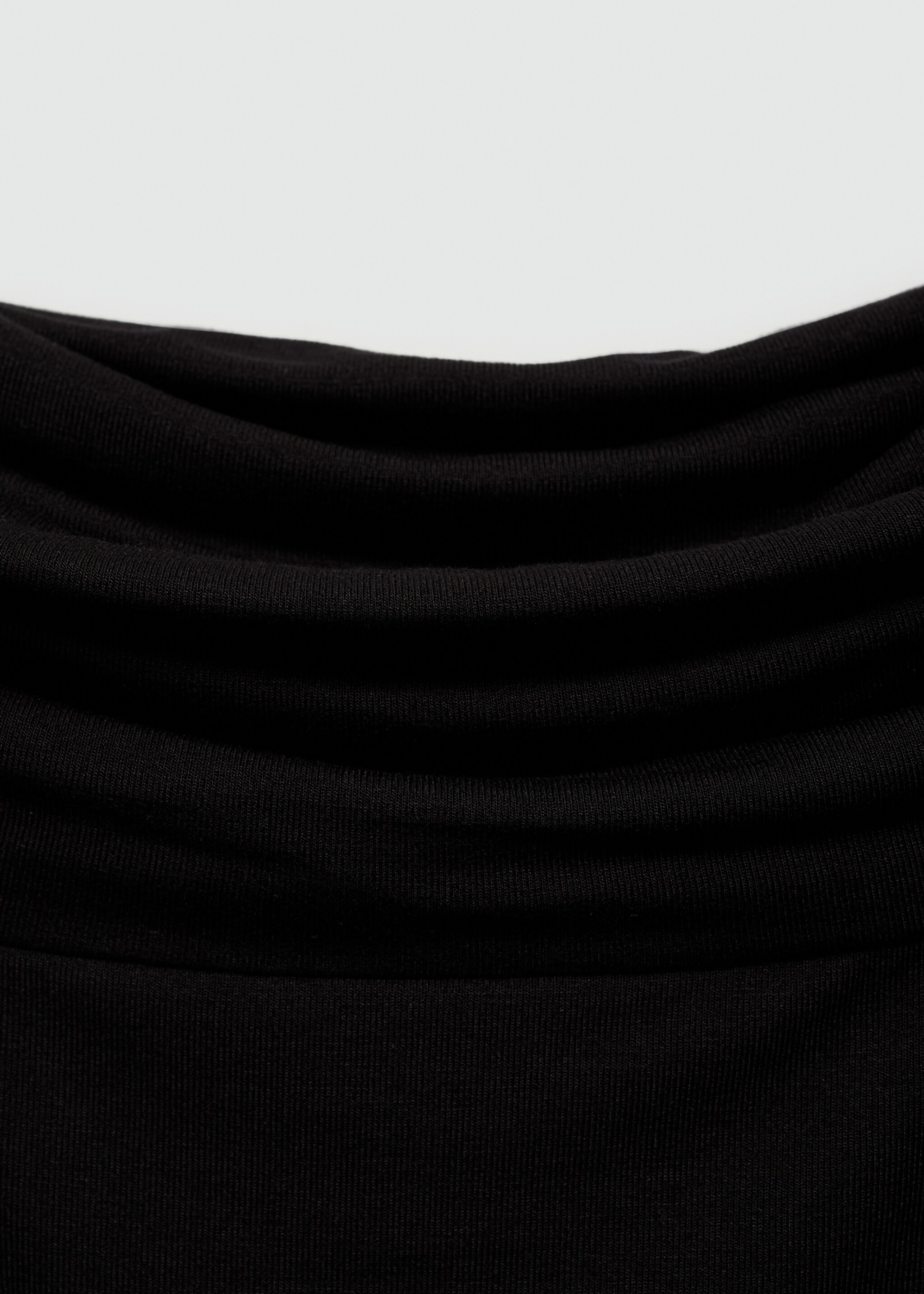 T-shirt ombros descobertos - Pormenor do artigo 8, Preto. Ref: 77074030-00.
