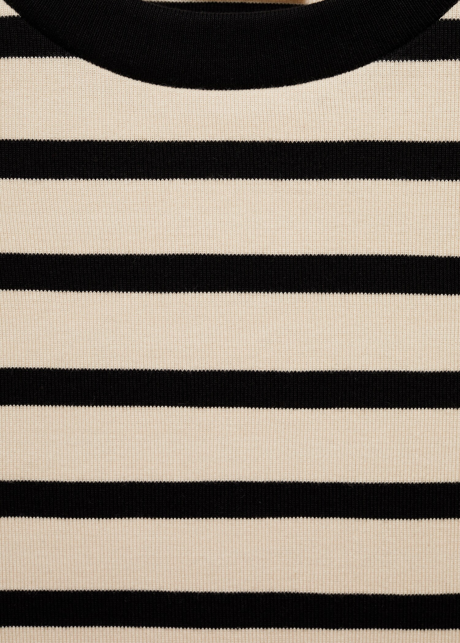 T-shirt with contrasting buttons - Details of the article 0