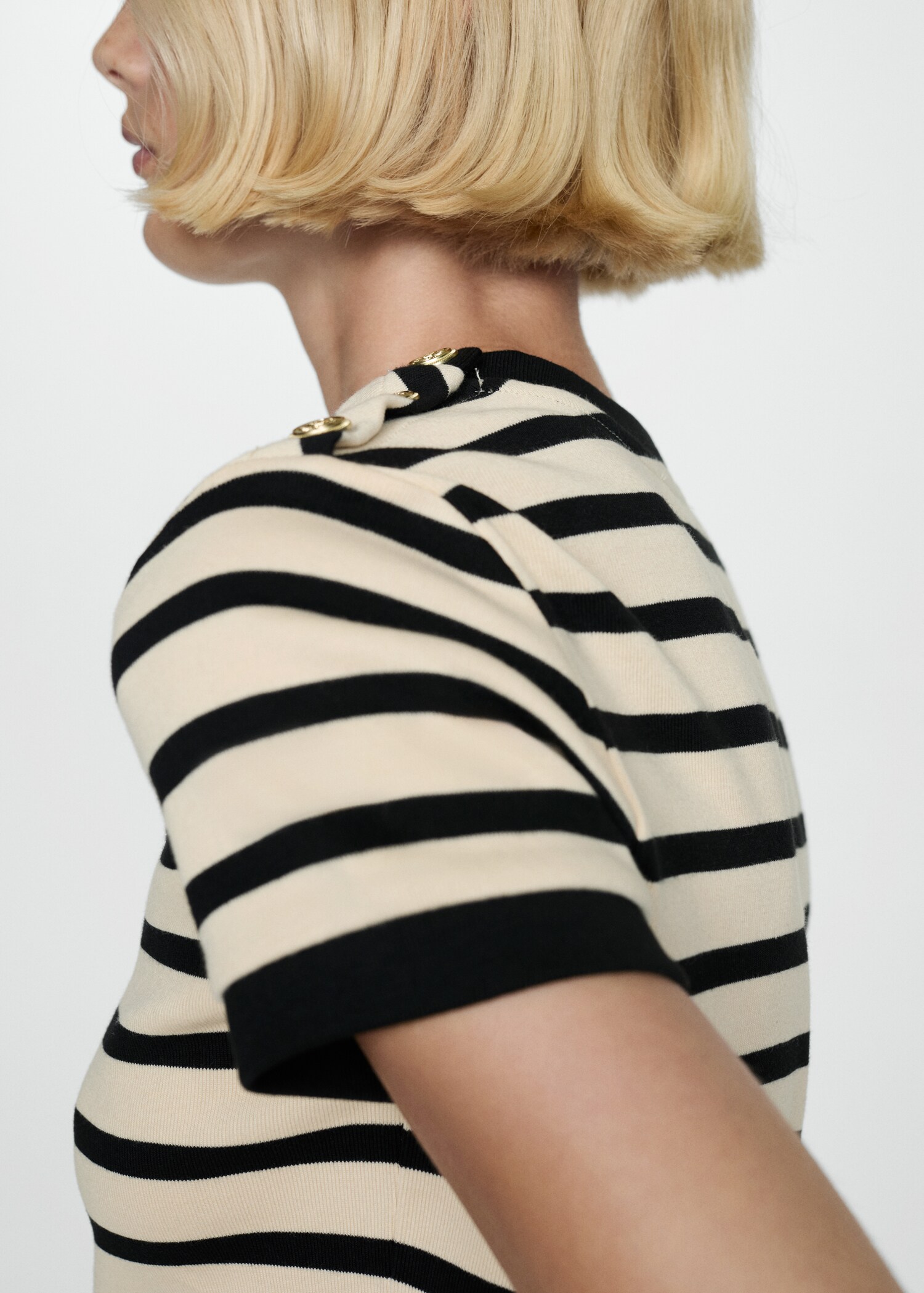 T-shirt with contrasting buttons - Details of the article 1