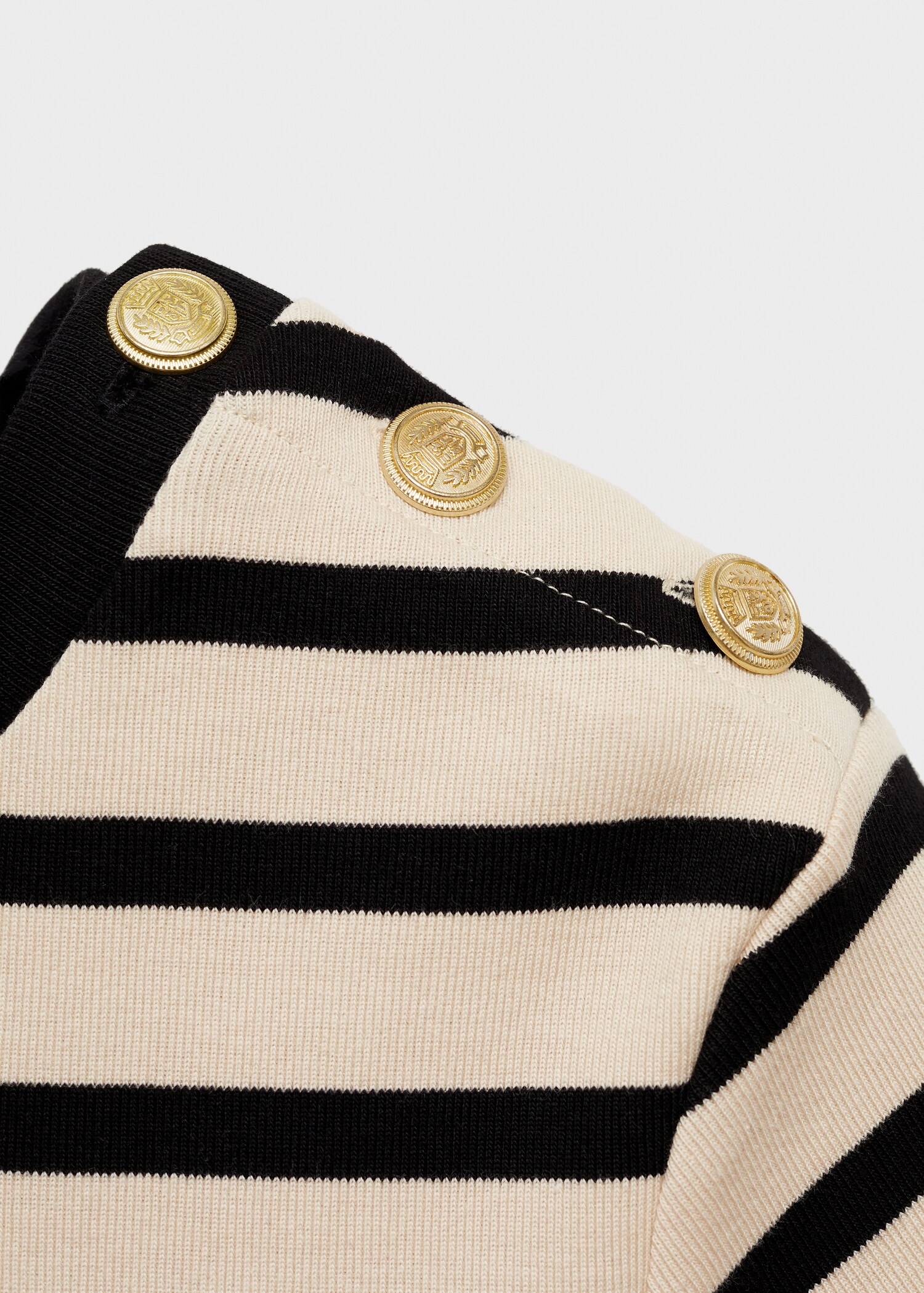 T-shirt with contrasting buttons - Details of the article 8