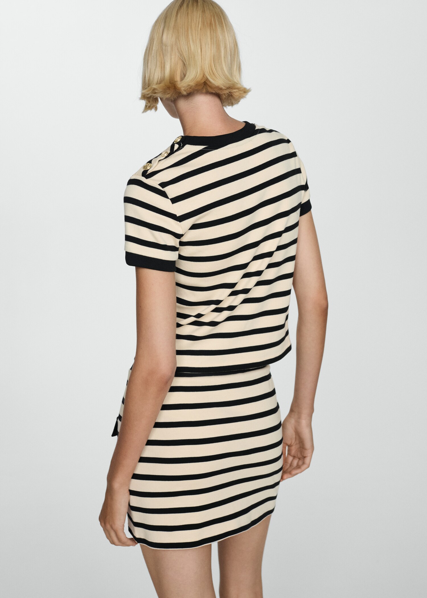 T-shirt with contrasting buttons - Reverse of the article