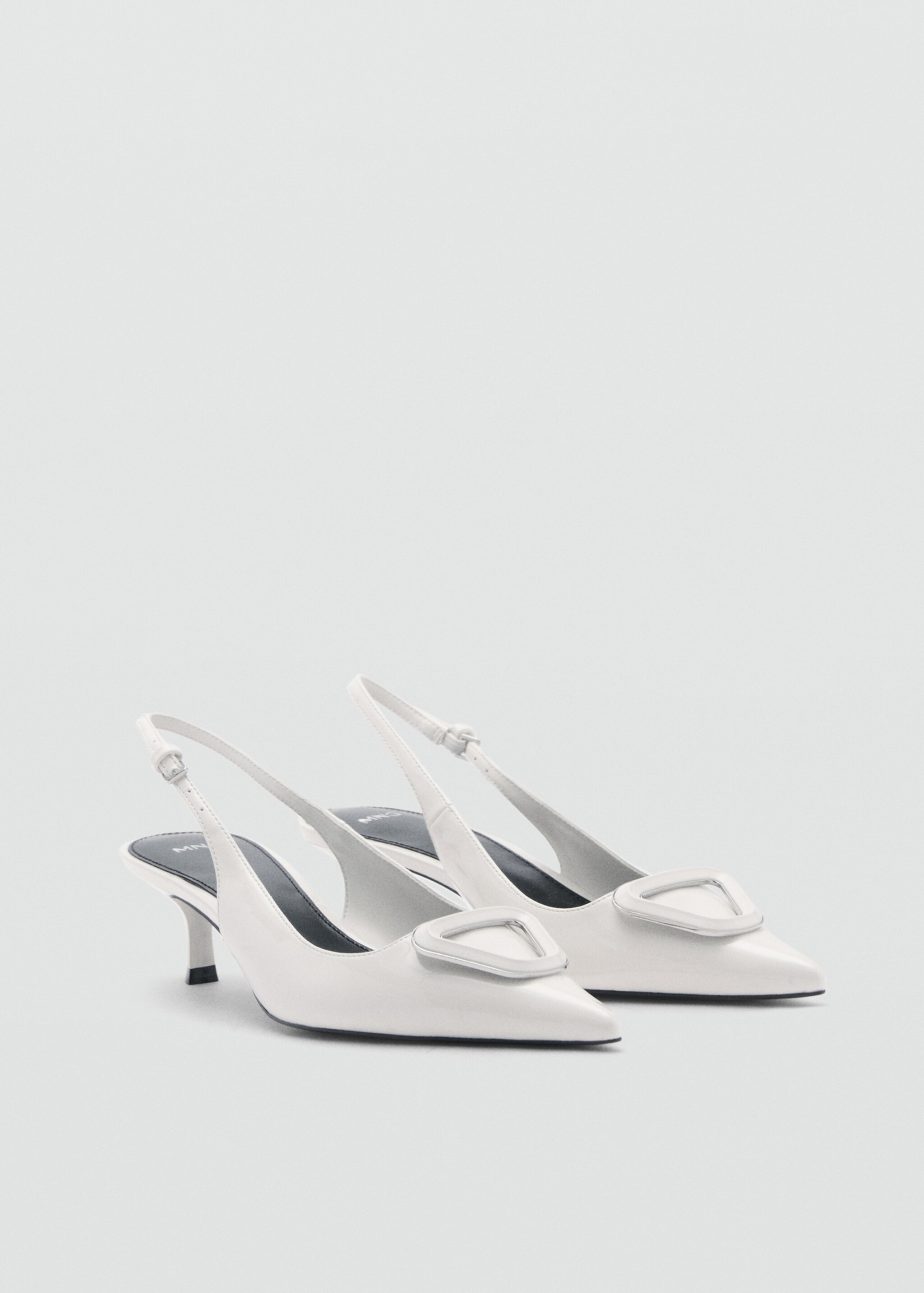 Chaussures talon ouvertes à l’arrière détail - Plan moyen, Blanc. Ref: 77074051-00.