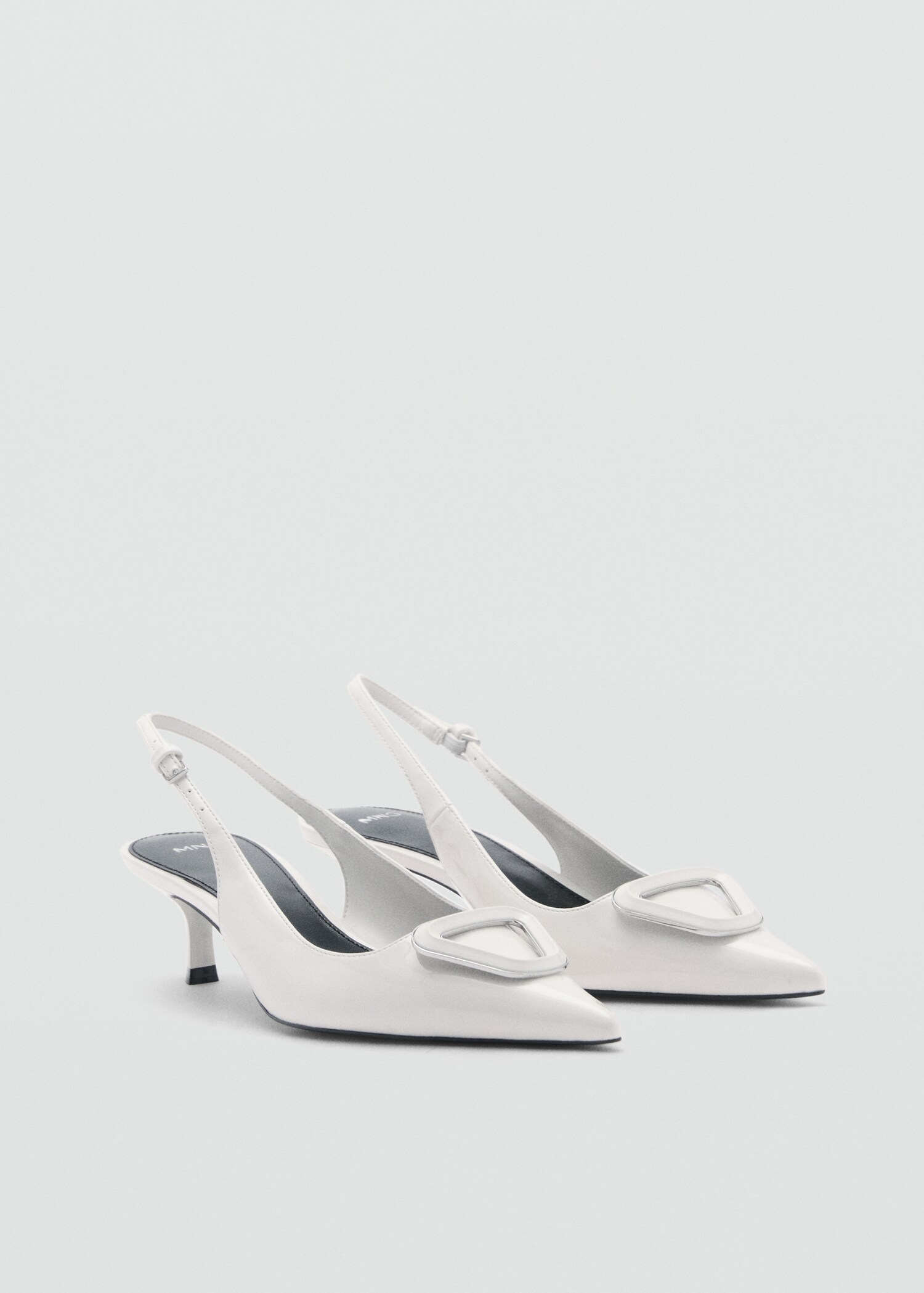 Chaussures talon ouvertes à l’arrière détail - Plan moyen