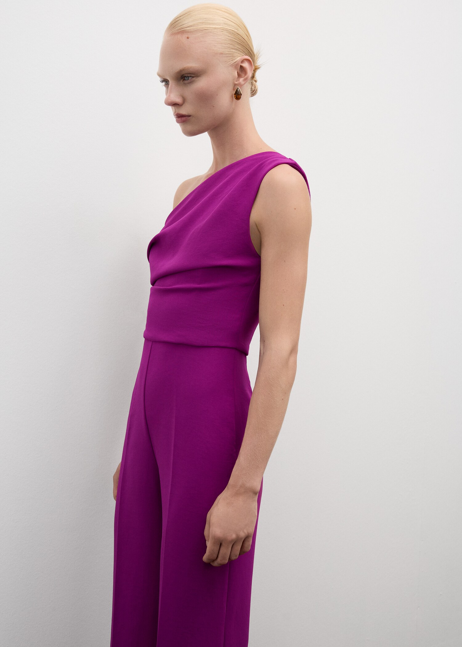 Asymmetrisk jumpsuit med drapert detalj - Halvtotal bildeutsnitt