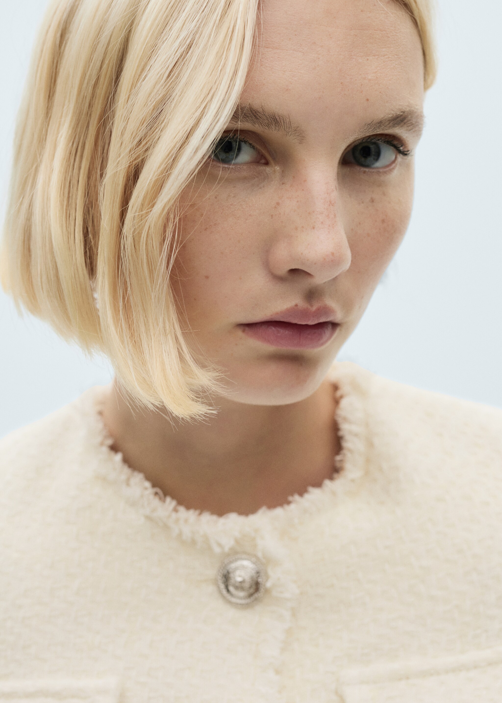 Pocket tweed jacket - Details of the article 1, Ecru. Ref: 77074067-00.