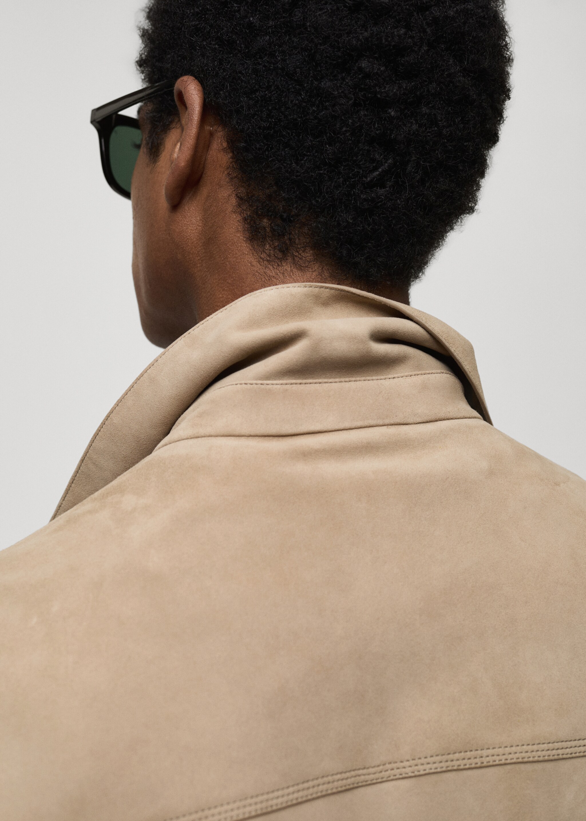 Jacke aus 100 % Wildleder mit Taschen - Detail des Artikels 4, Hellgrau/Pastellgrau. Ref: 77074433-00.