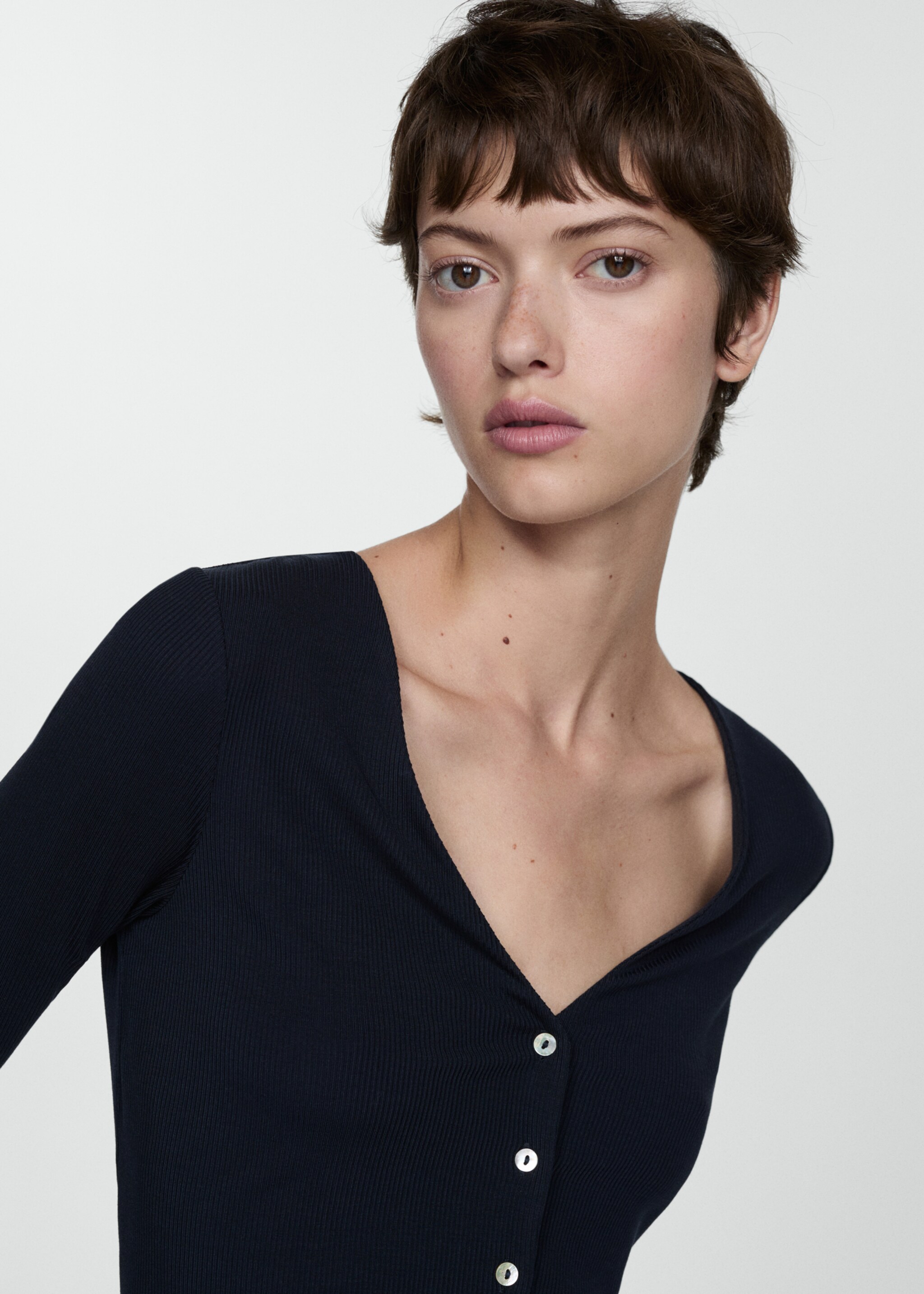 T-Shirt aus Lyocell mit Knöpfen - Detail des Artikels 1, Dunkles Marineblau. Ref: 77074442-00.