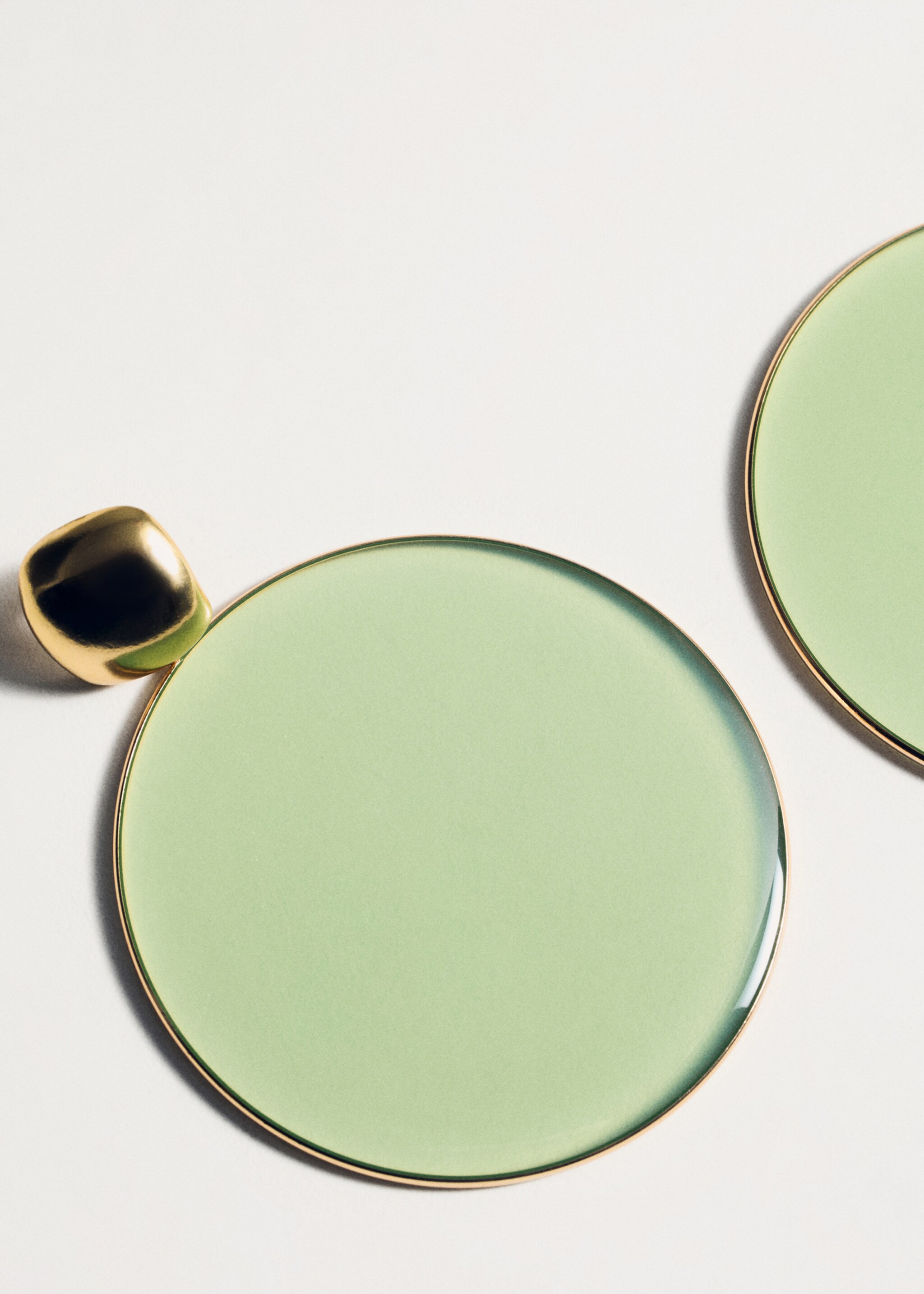 Brincos máxi redondos de resina - Pormenor do artigo 5, Ouro. Ref: 77074453-00.