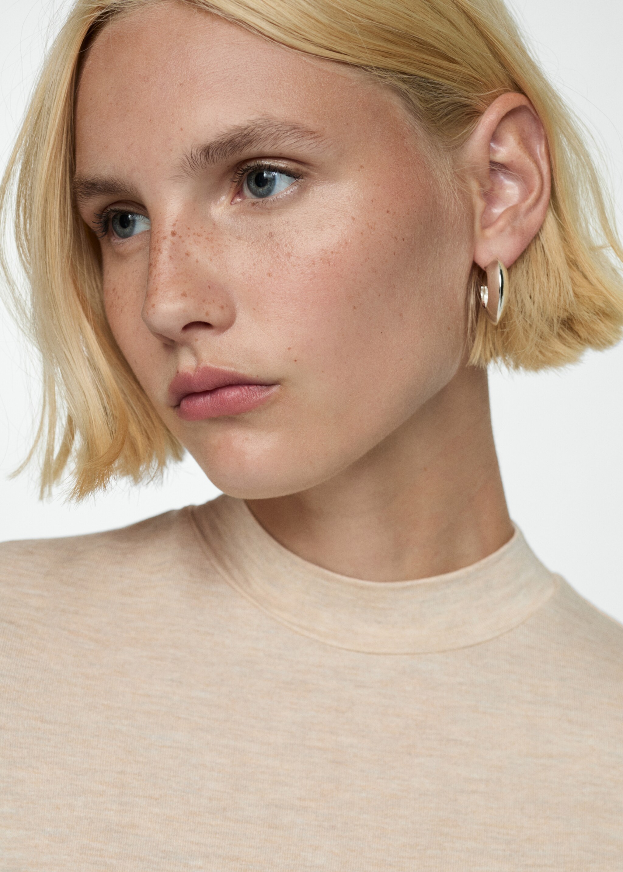 Samarreta màniga curta punt - Detall de l'article 1, Sorra. Ref: 77074765-00.