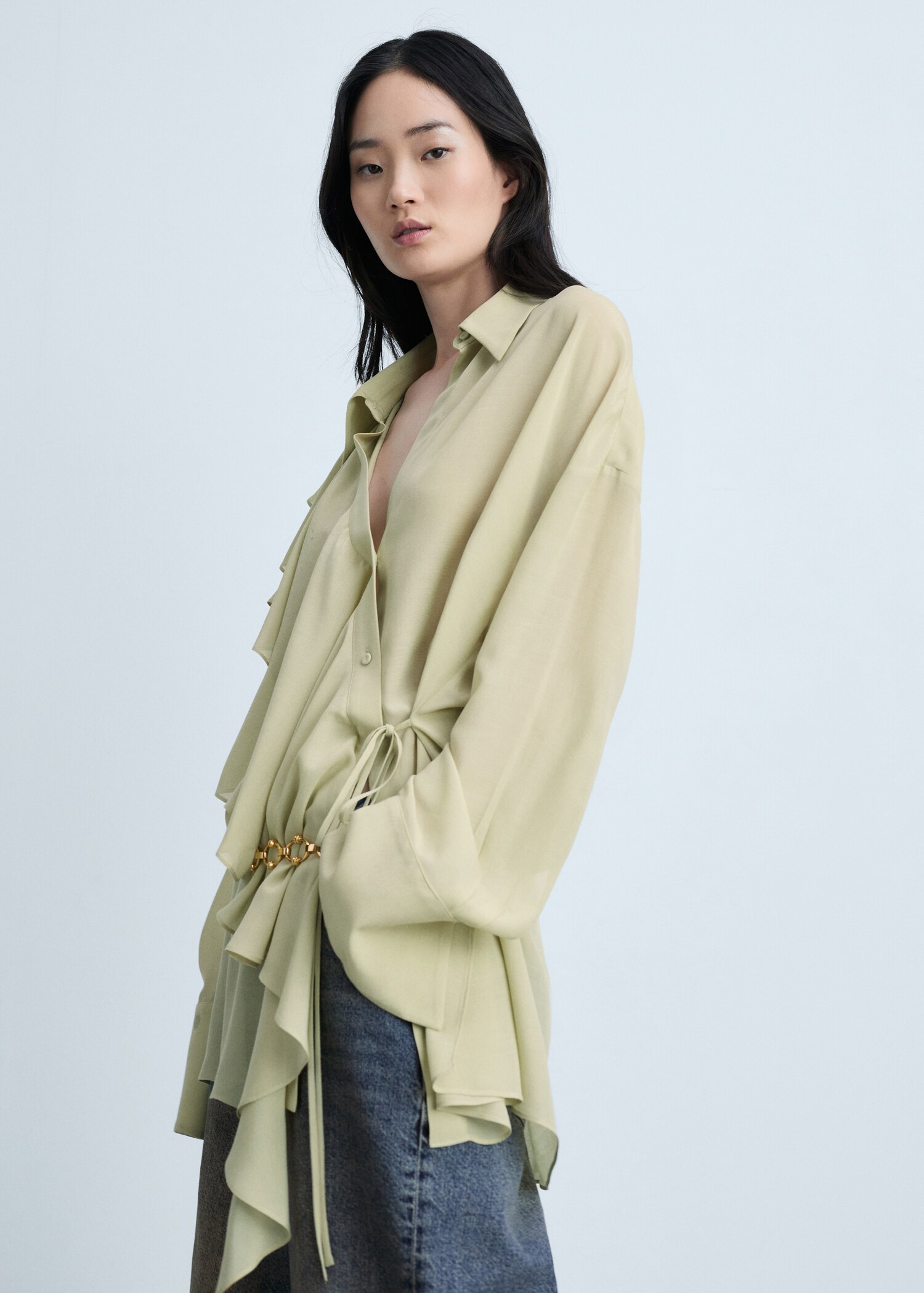 Chemise volants fermeture croisée - Plan moyen
