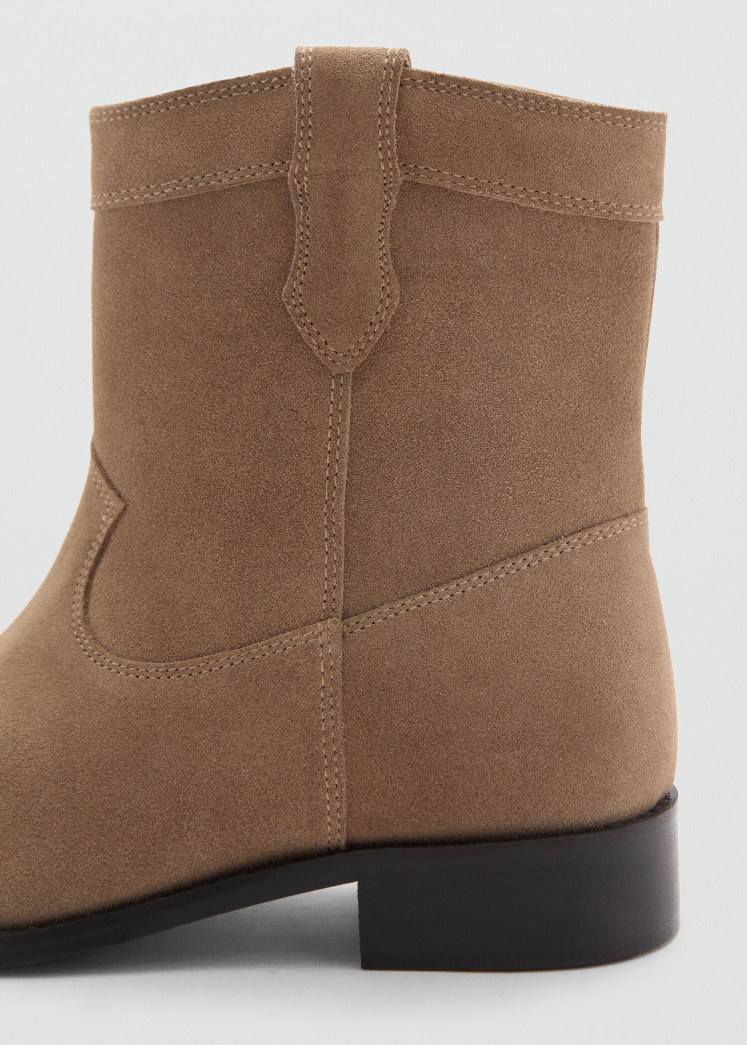 Flat leather ankle boots - Details of the article 1