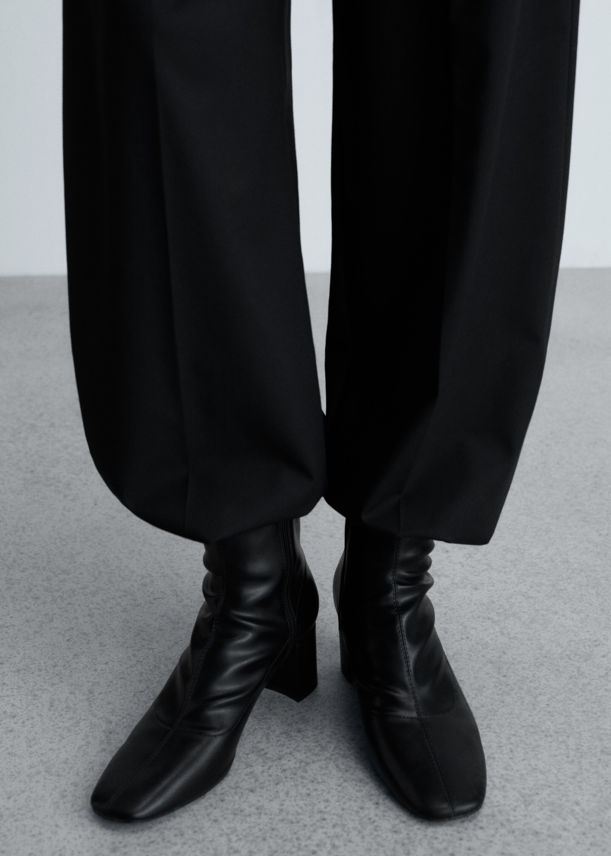 Block-heel ankle boots - Details of the article 9, Black. Ref: 77075152-00.