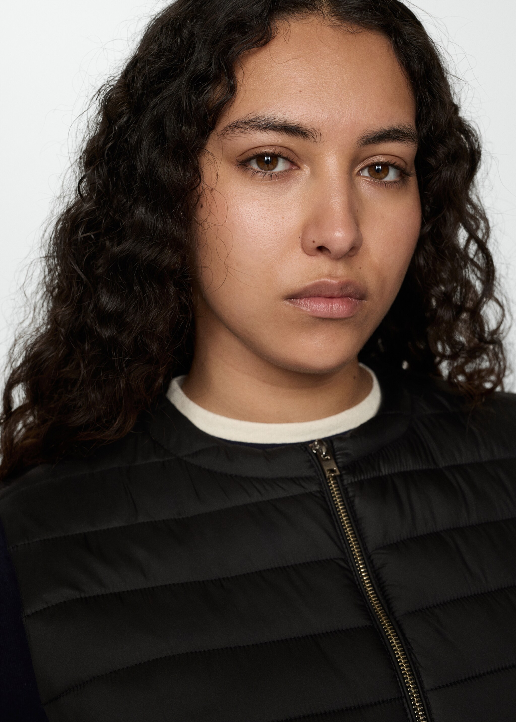 Vestă matlasată - Detaliu al articolului 4, Negru. Ref: 77075634-00.