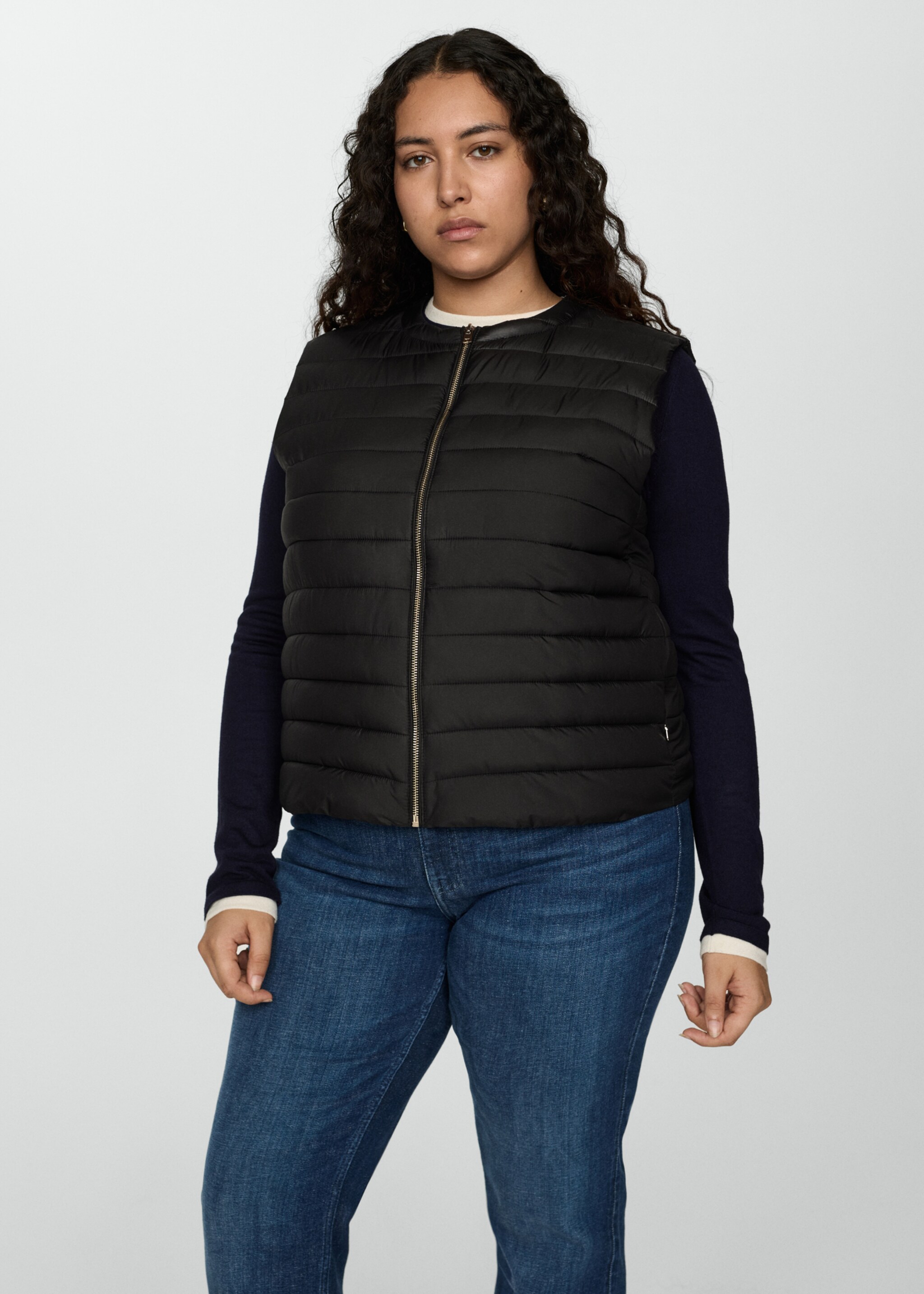 Vestă matlasată - Detaliu al articolului 5, Negru. Ref: 77075634-00.