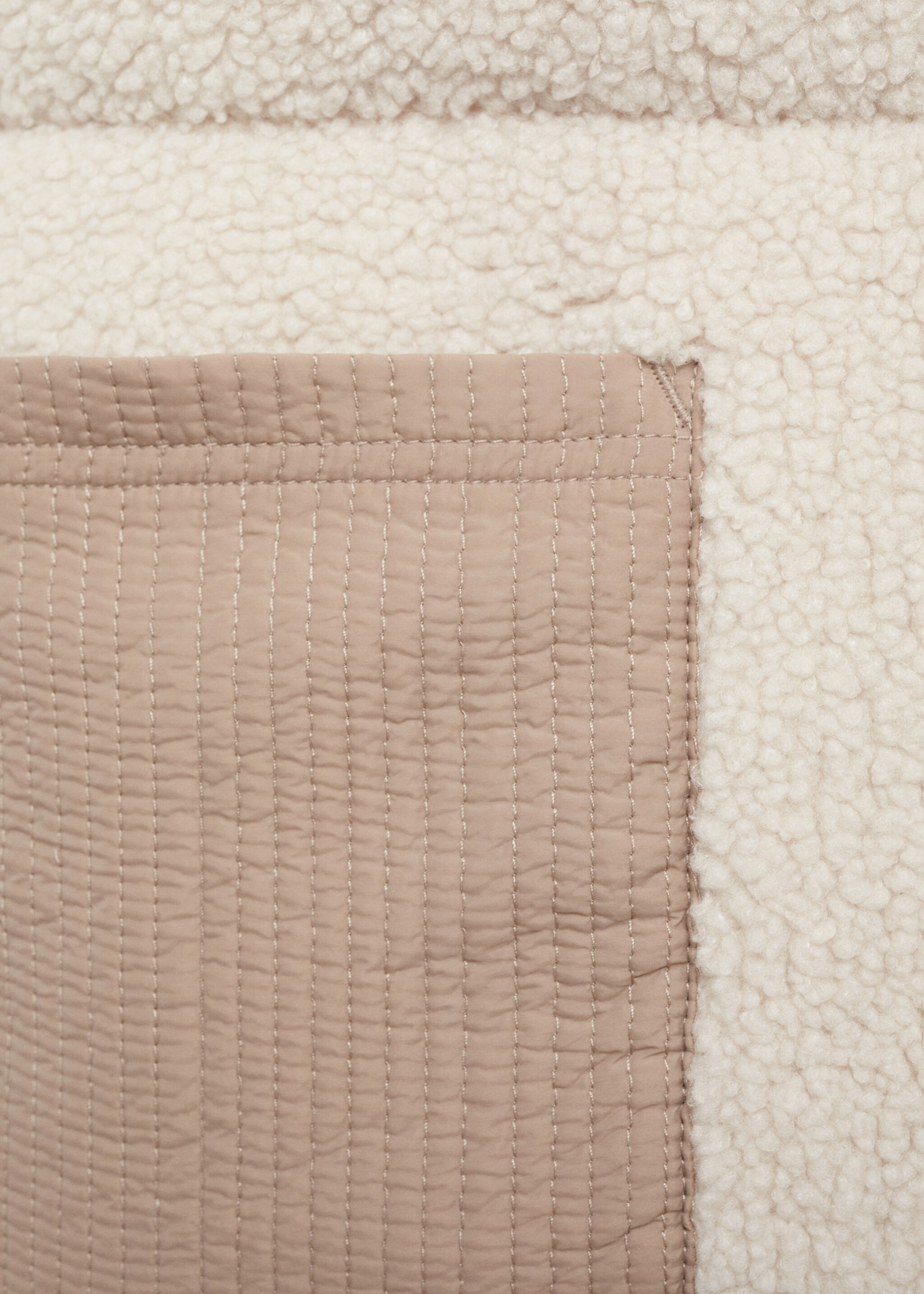 Teddy cape met knopen - Detail van het artikel 0, Ecru. Ref: 77075636-00.