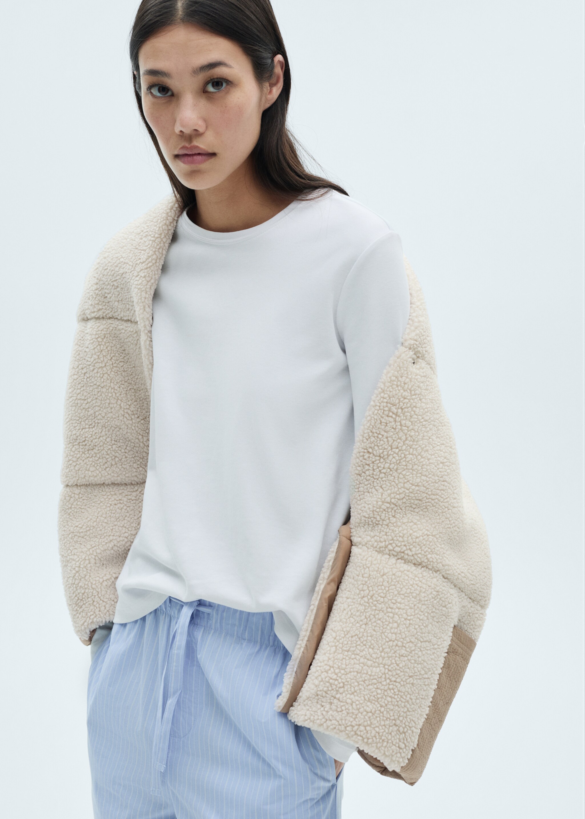 Teddy cape met knopen - Detail van het artikel 1, Ecru. Ref: 77075636-00.