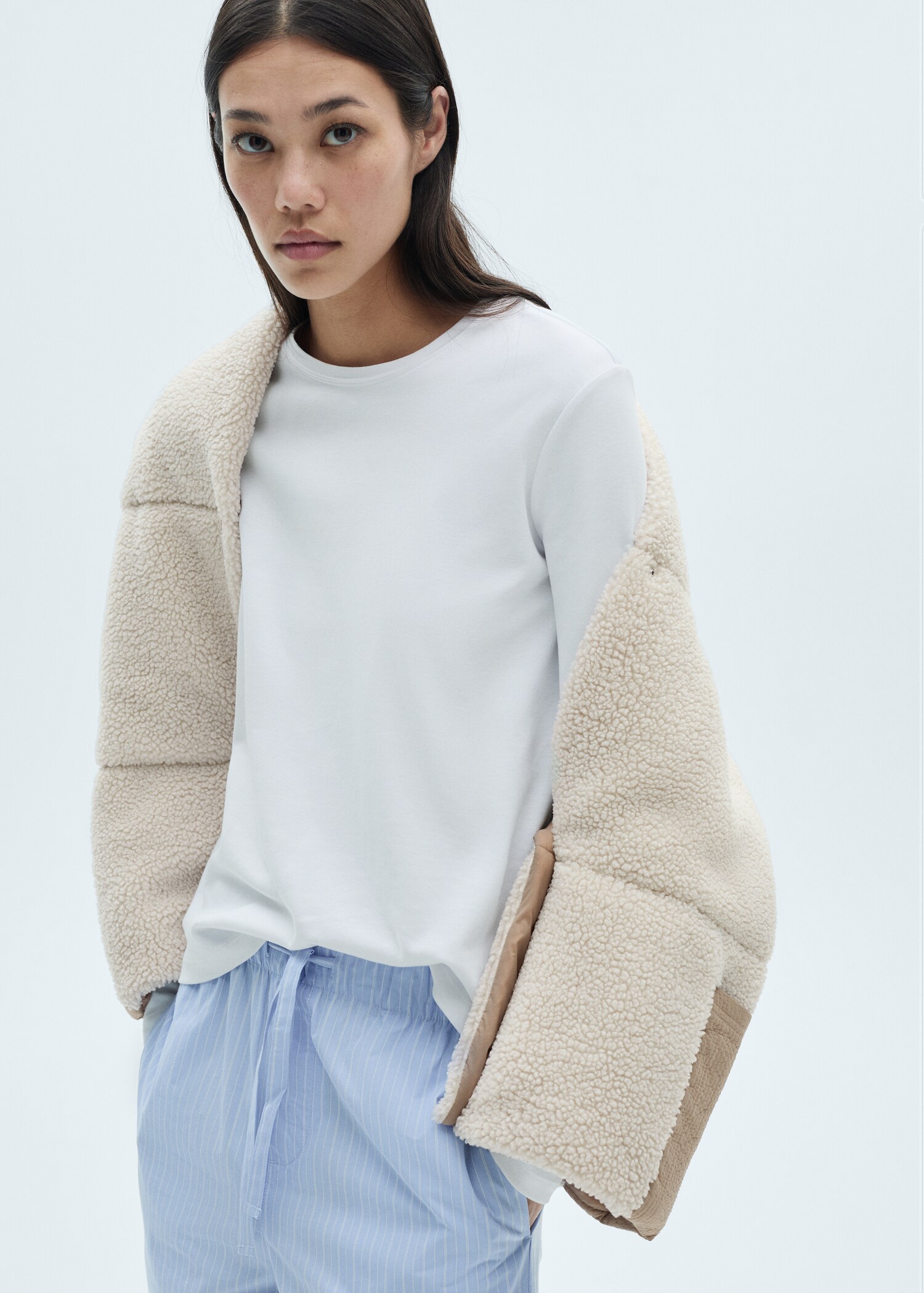 Buttoned sheepskin cape - Details of the article 1