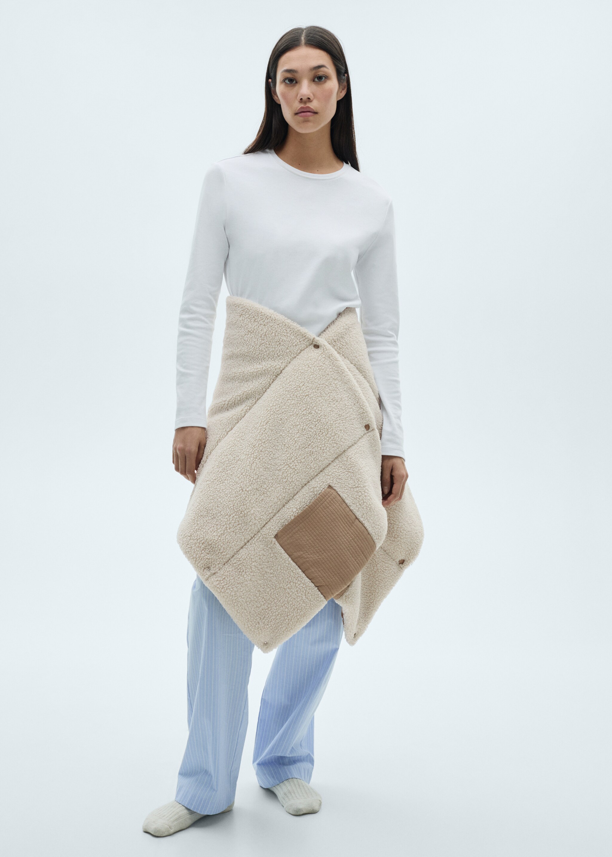 Teddy cape met knopen - Detail van het artikel 2, Ecru. Ref: 77075636-00.