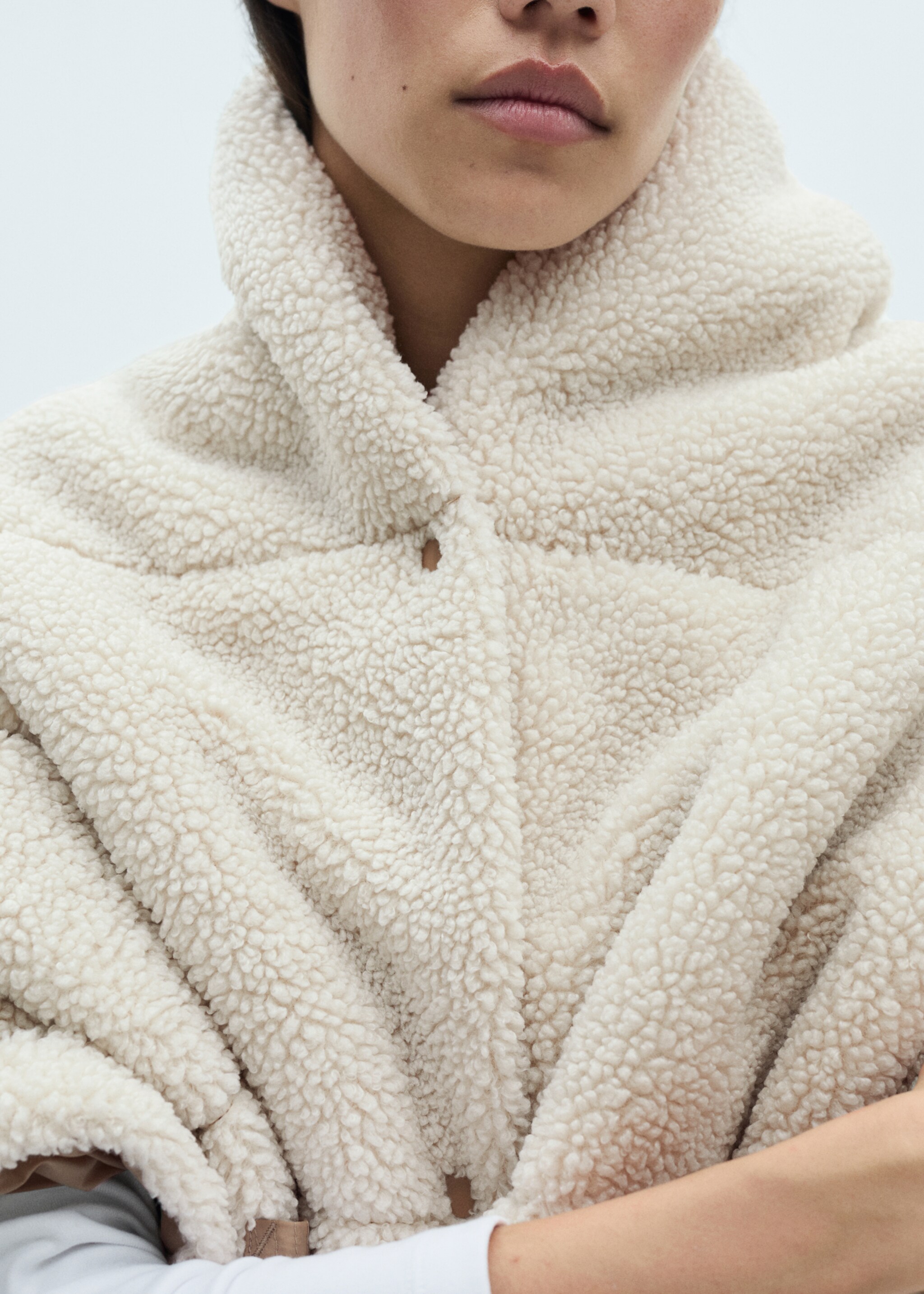 Teddy cape met knopen - Detail van het artikel 6, Ecru. Ref: 77075636-00.