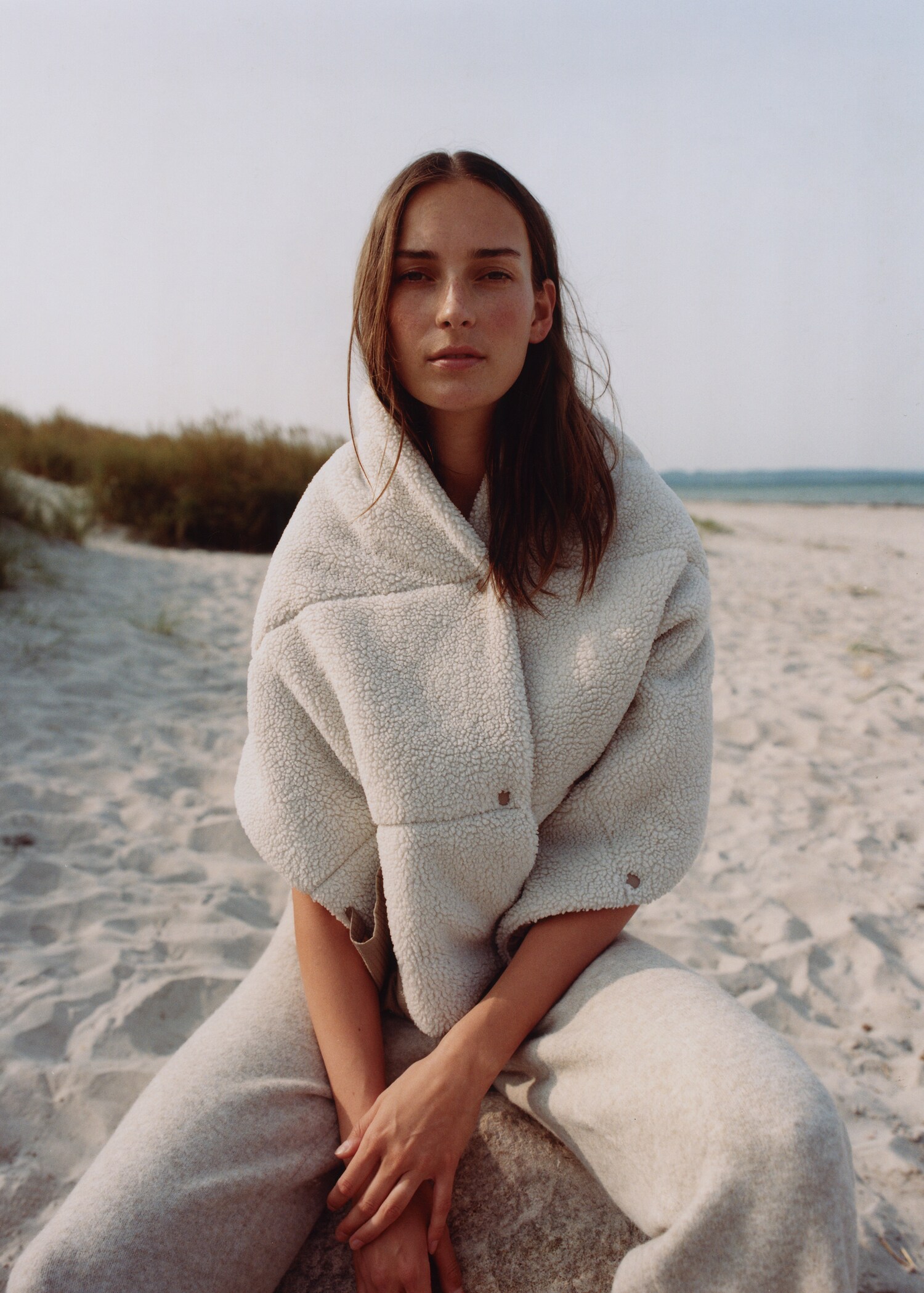 Buttoned sheepskin cape - Details of the article 7