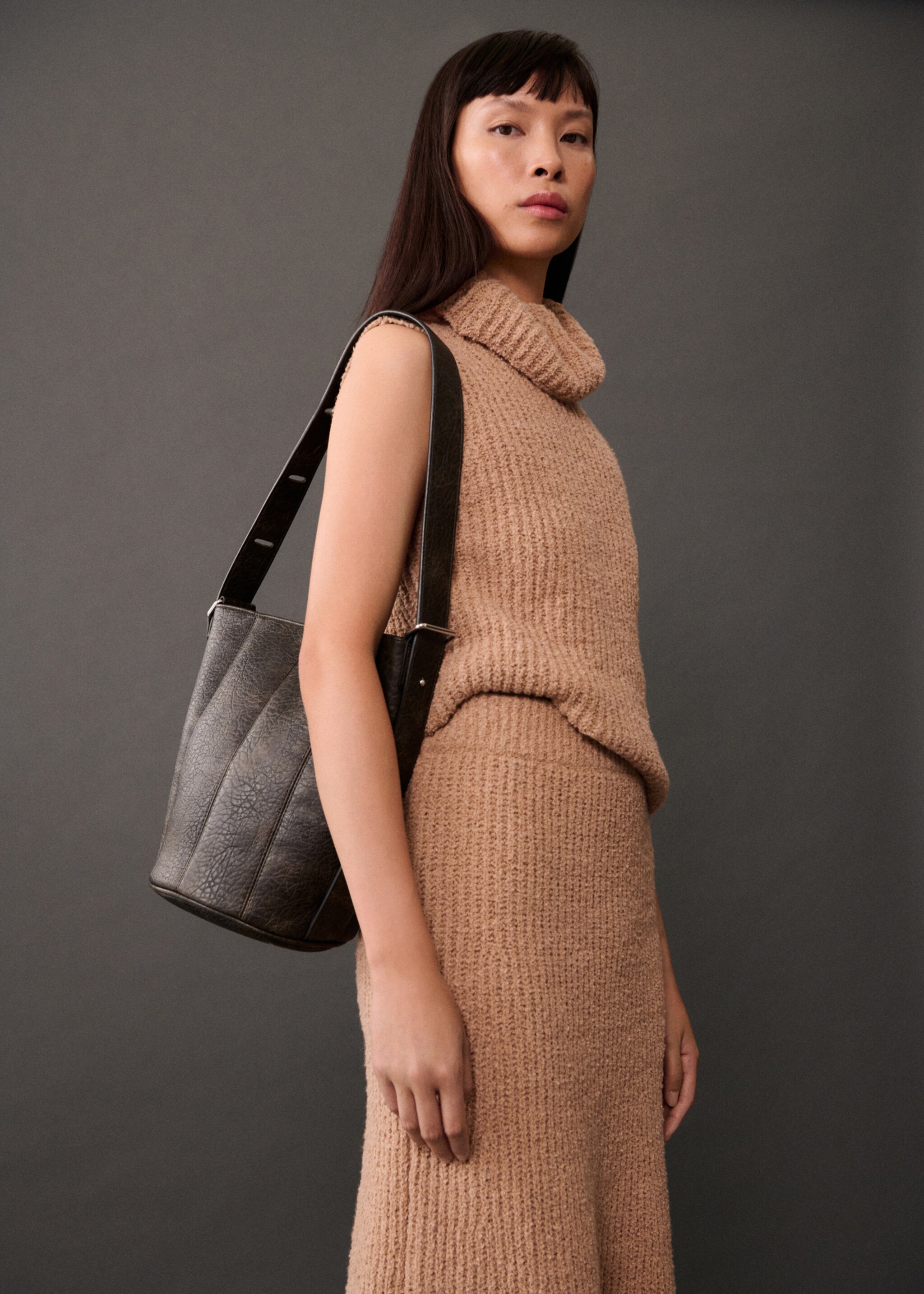 Ribbad topp hög krage - Bild av mittparti, Mellanbrun. Ref: 77075642-00.