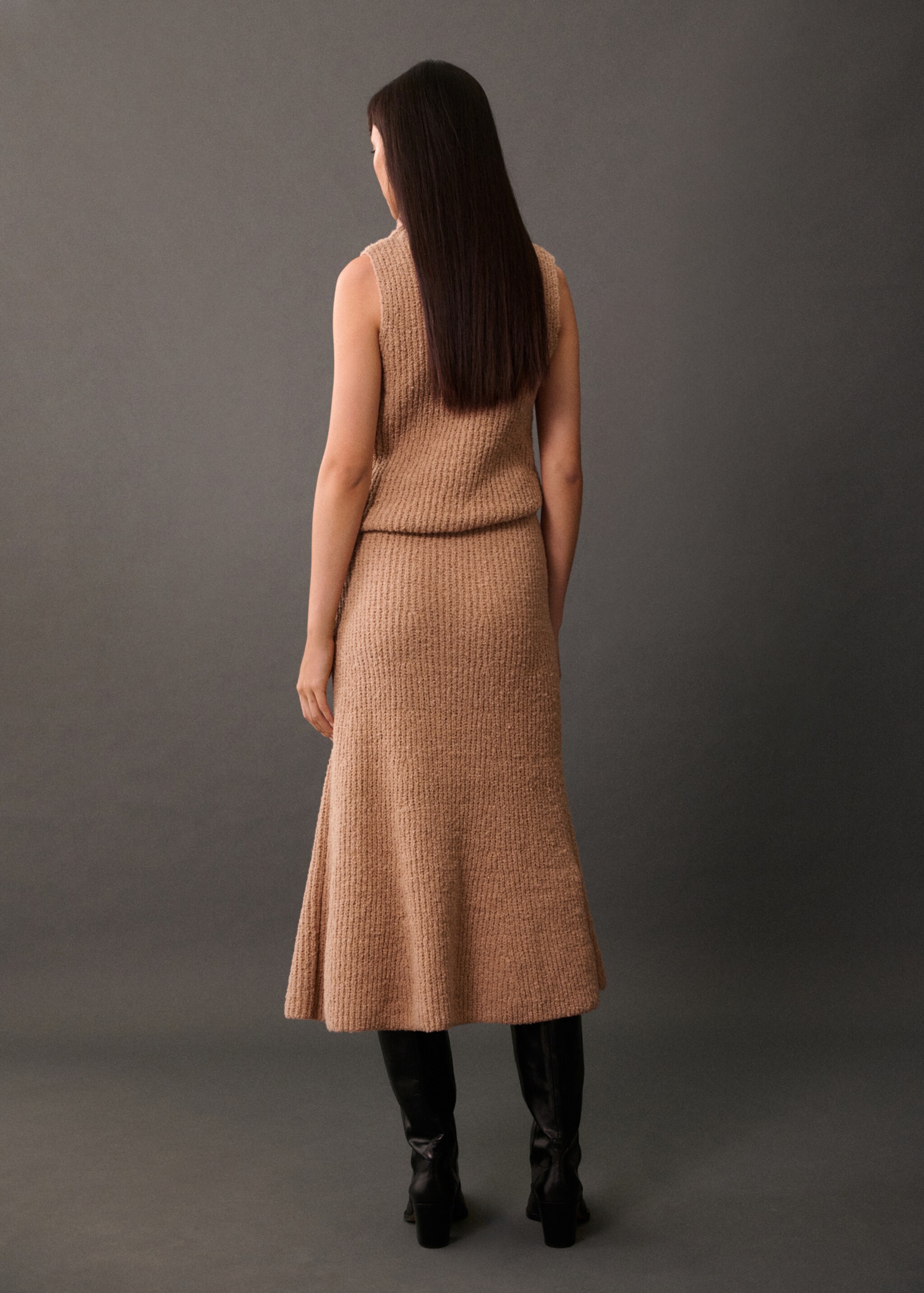 Ribbad topp hög krage - Artikelns baksida, Mellanbrun. Ref: 77075642-00.