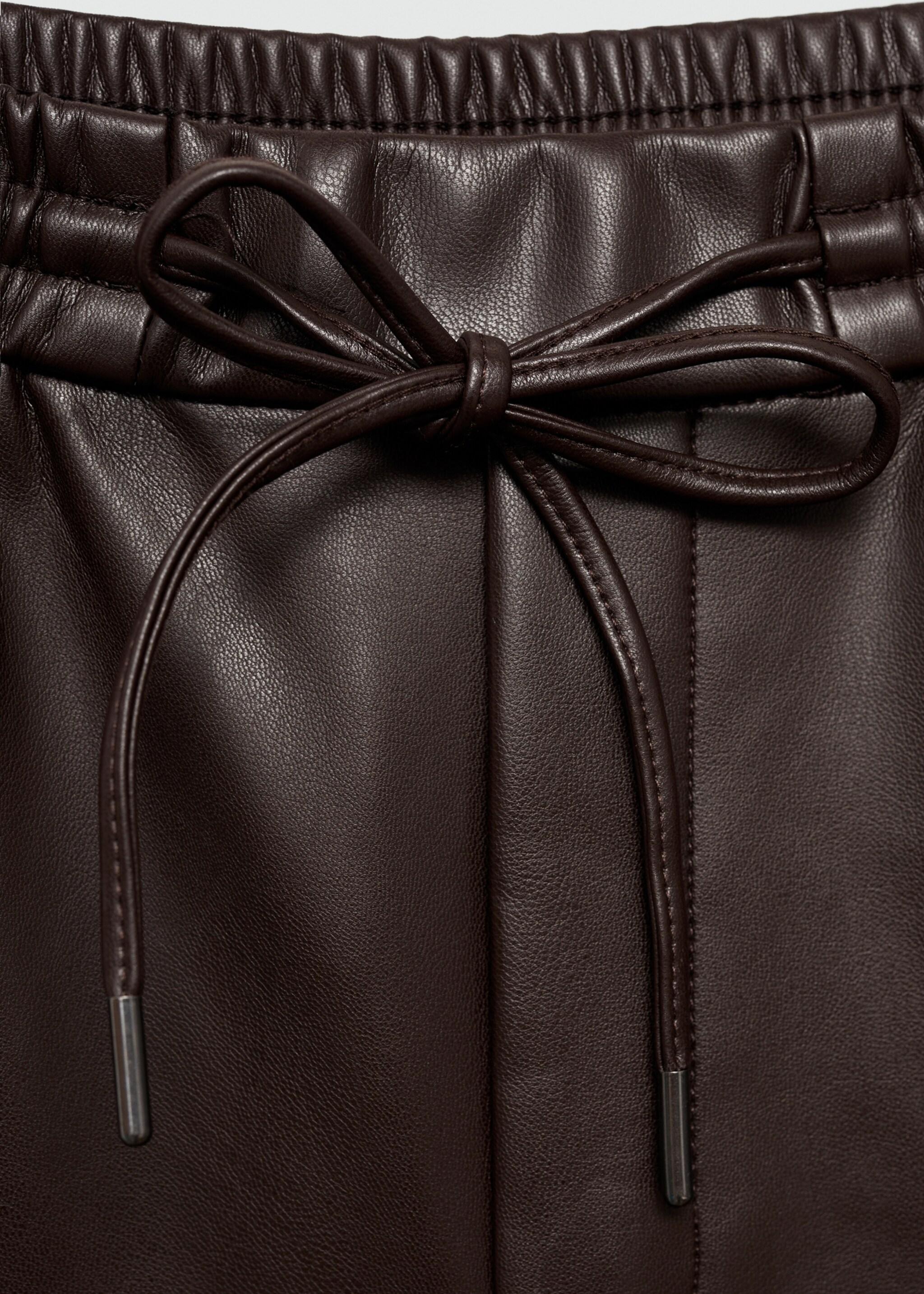 Leather-effect elastic waist trousers - Details of the article 8, Chocolate. Ref: 77075648-00.