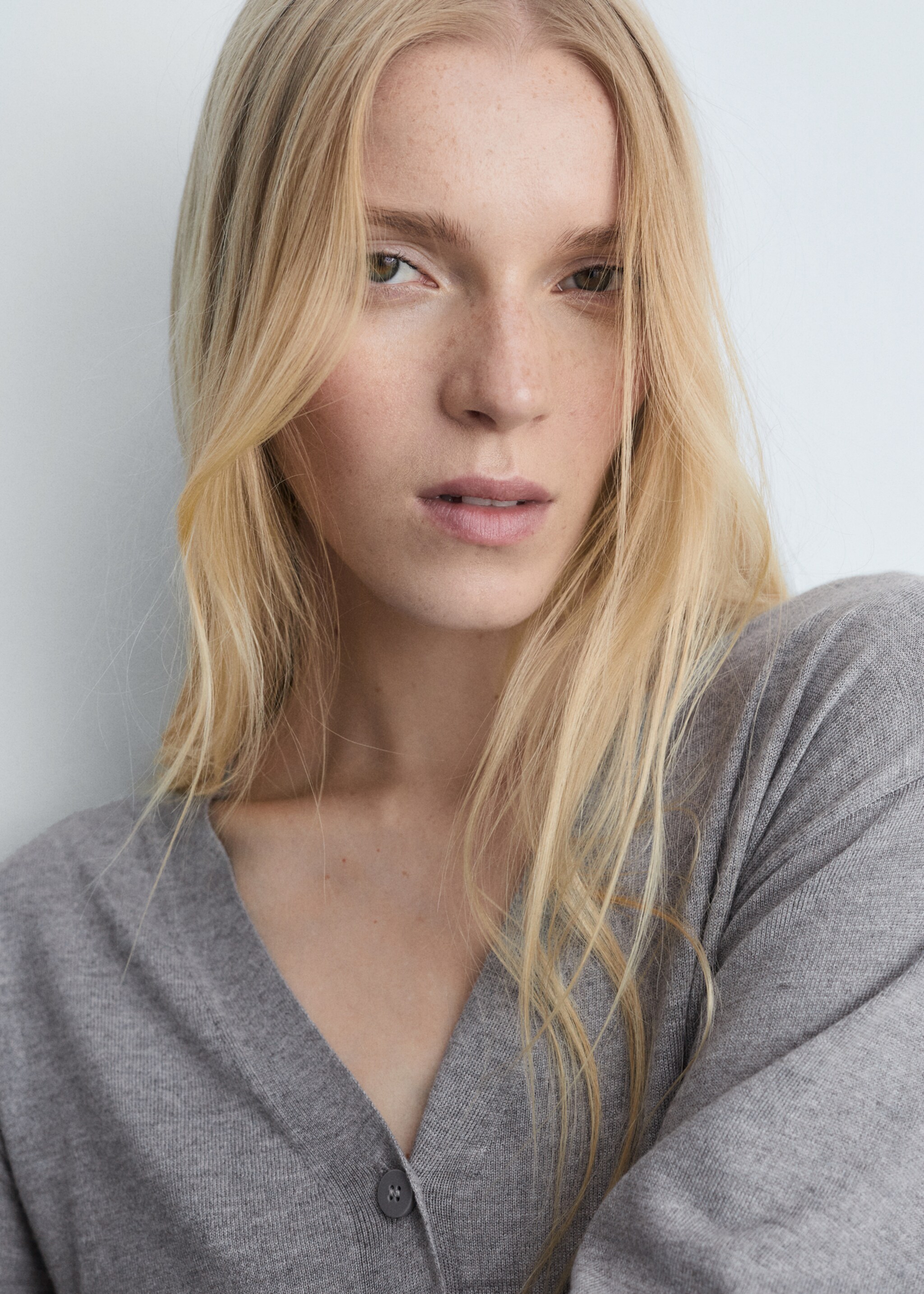 Button knit cardigan - Details of the article 1, Light Heather Grey. Ref: 77075651-00.