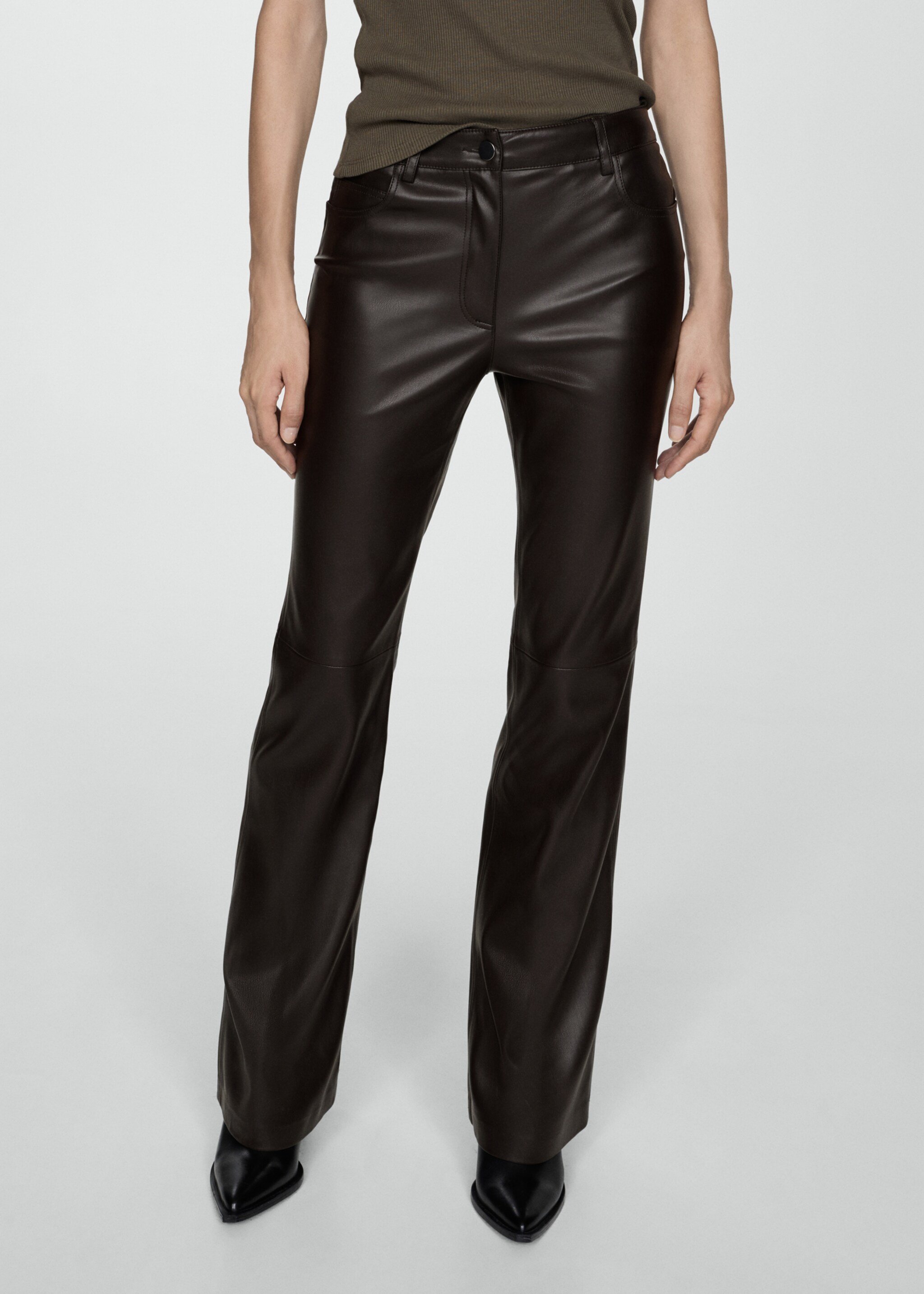 Pantaloni flare cu aspect de piele - Plan mediu, Ciocolatiu. Ref: 77075664-00.