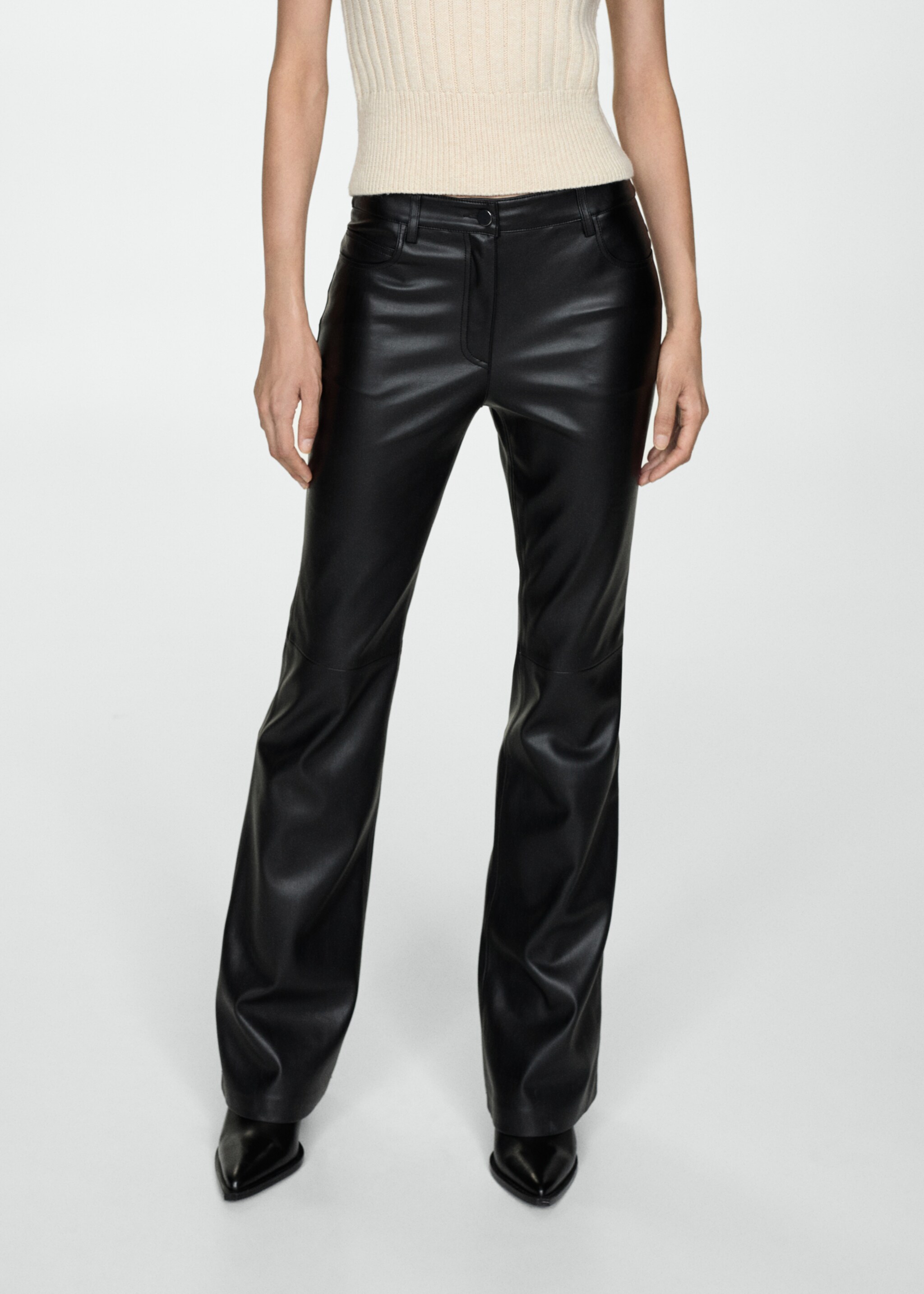 Pantaloni flare cu aspect de piele - Plan mediu, Negru. Ref: 77075664-00.