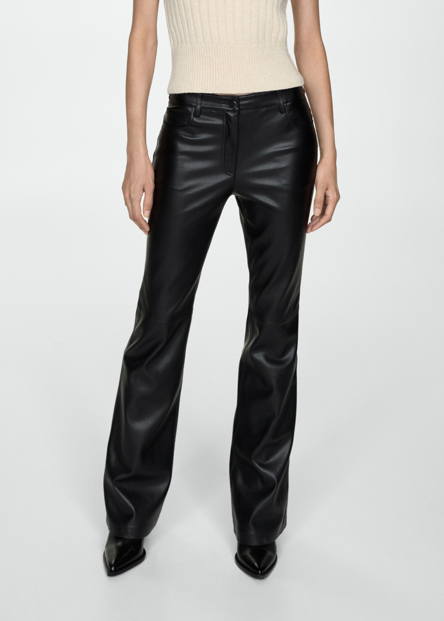 Pantalón flare efecto piel - Plano medio